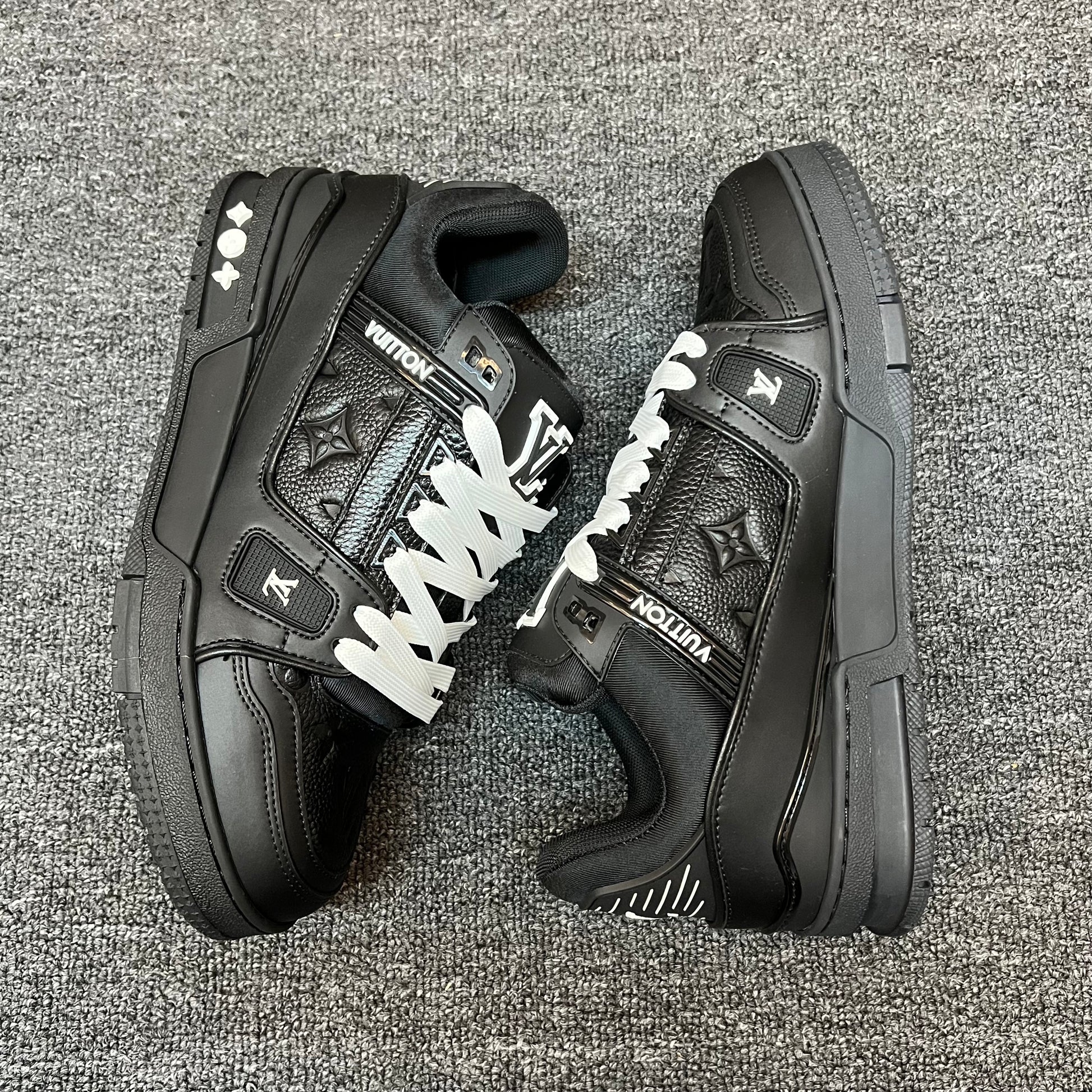 LOUIS VUITTON Trainer black