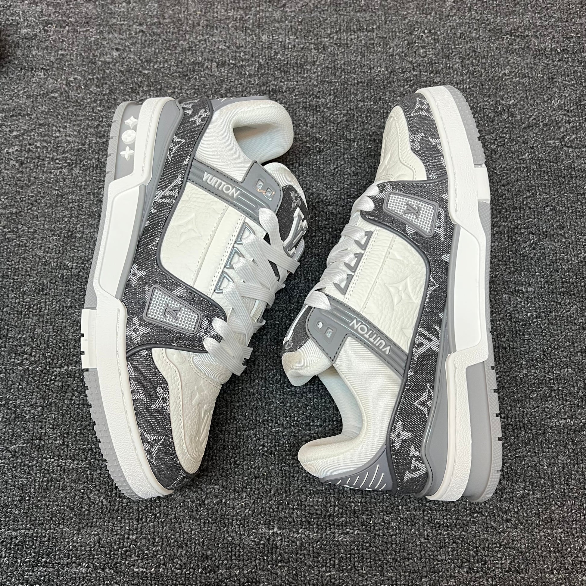 LOUIS VUITTON Trainer grey