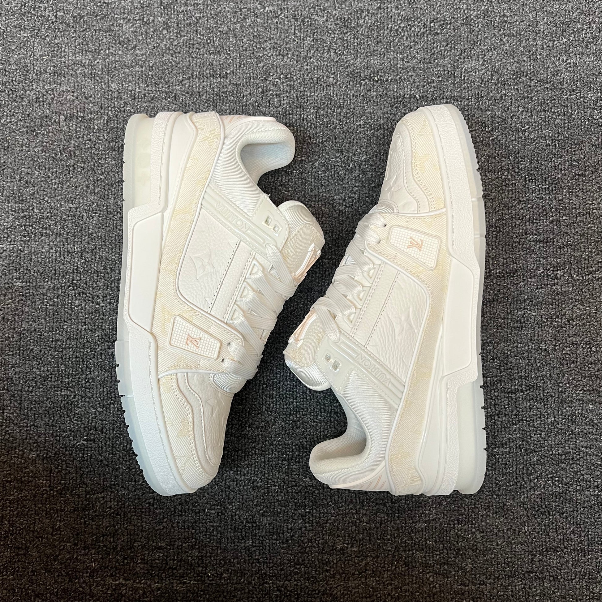 LOUIS VUITTON Trainer Off-white