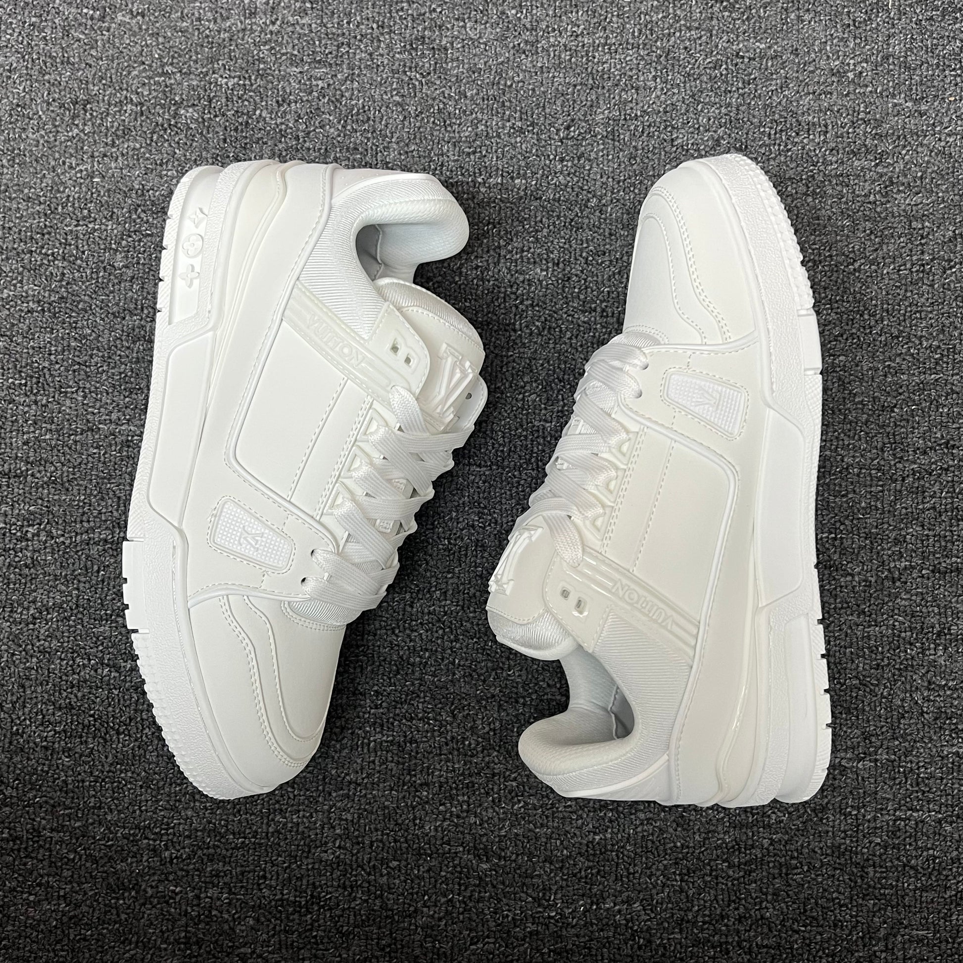 LOUIS VUITTON Trainer white