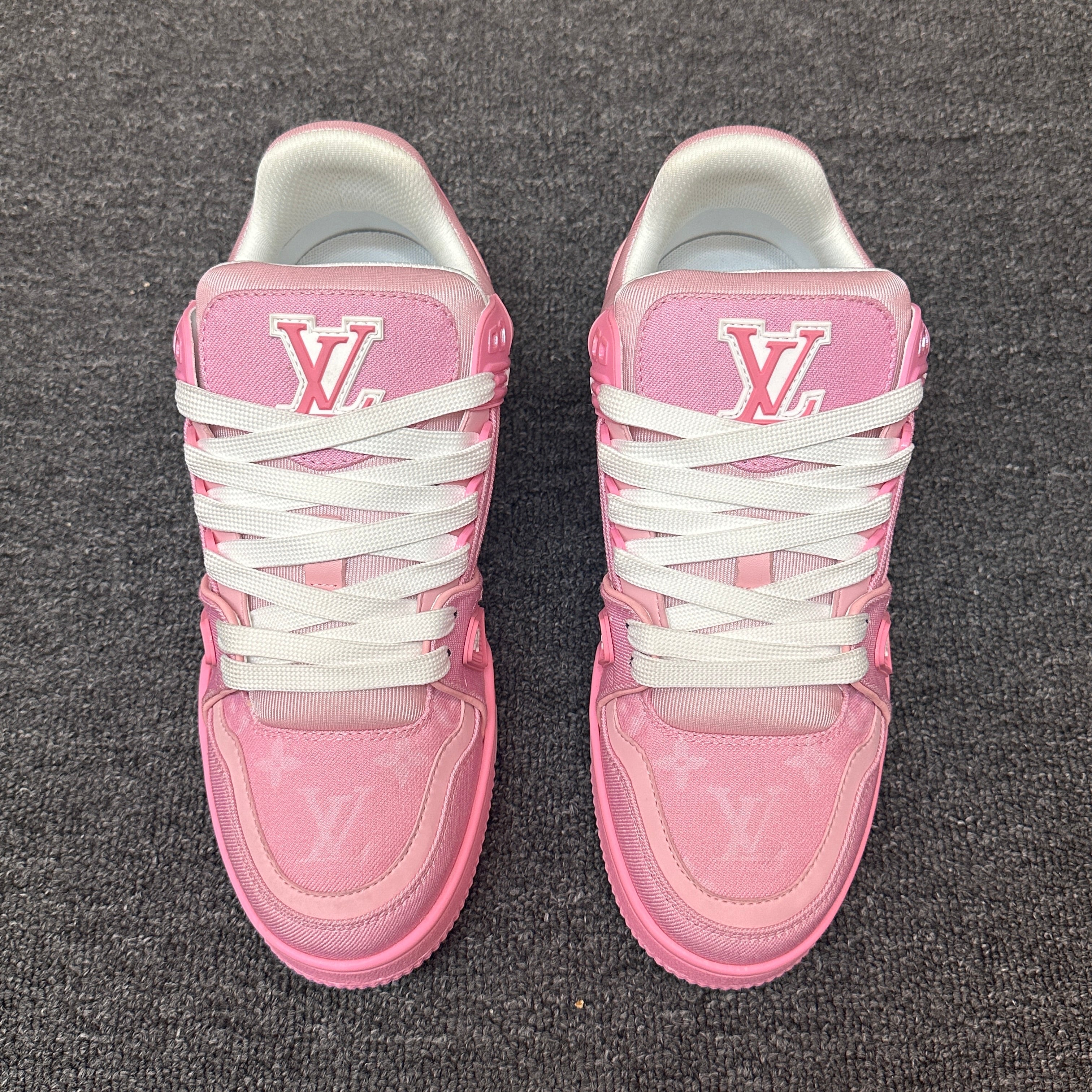 LOUIS VUITTON Trainer Powder
