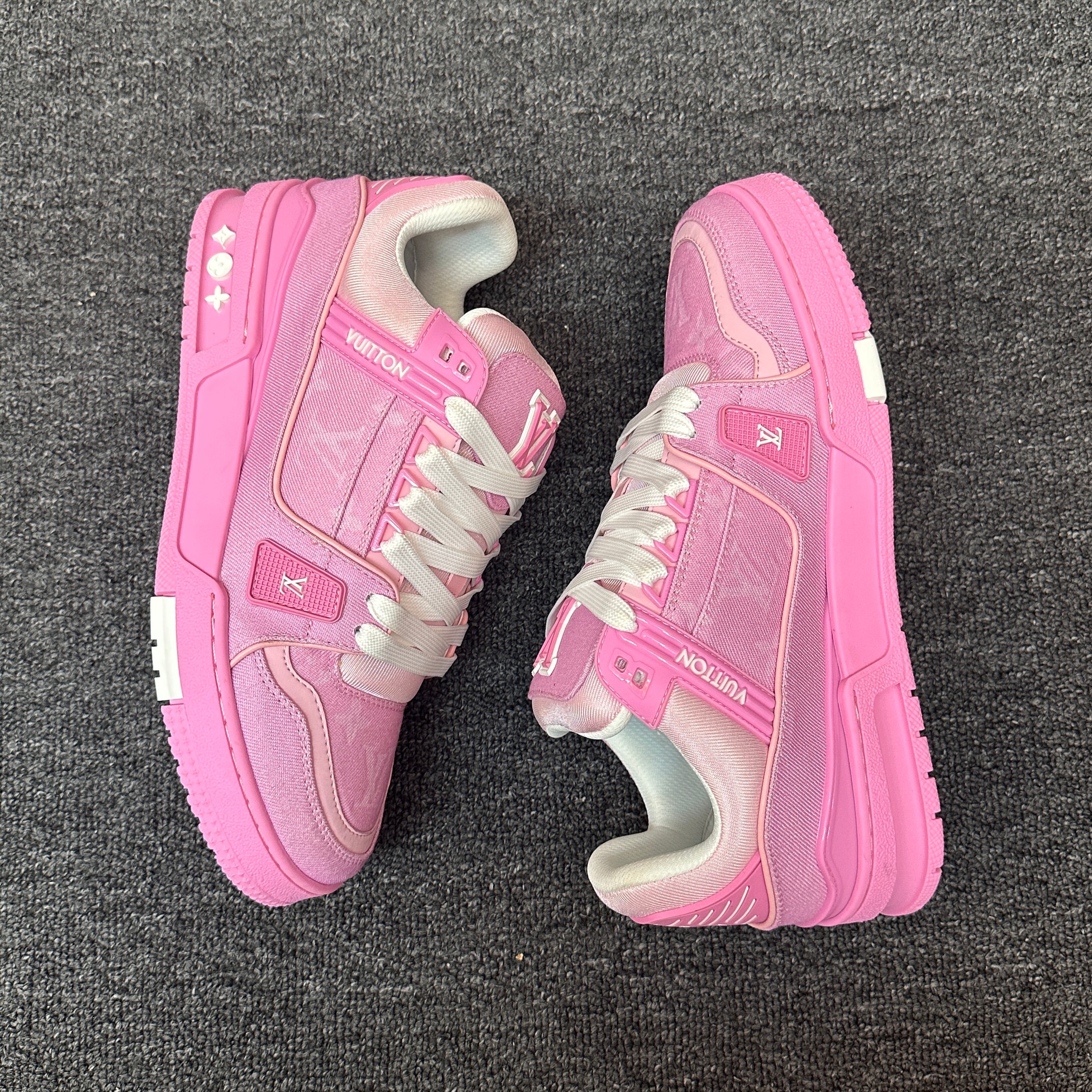 LOUIS VUITTON Trainer Powder