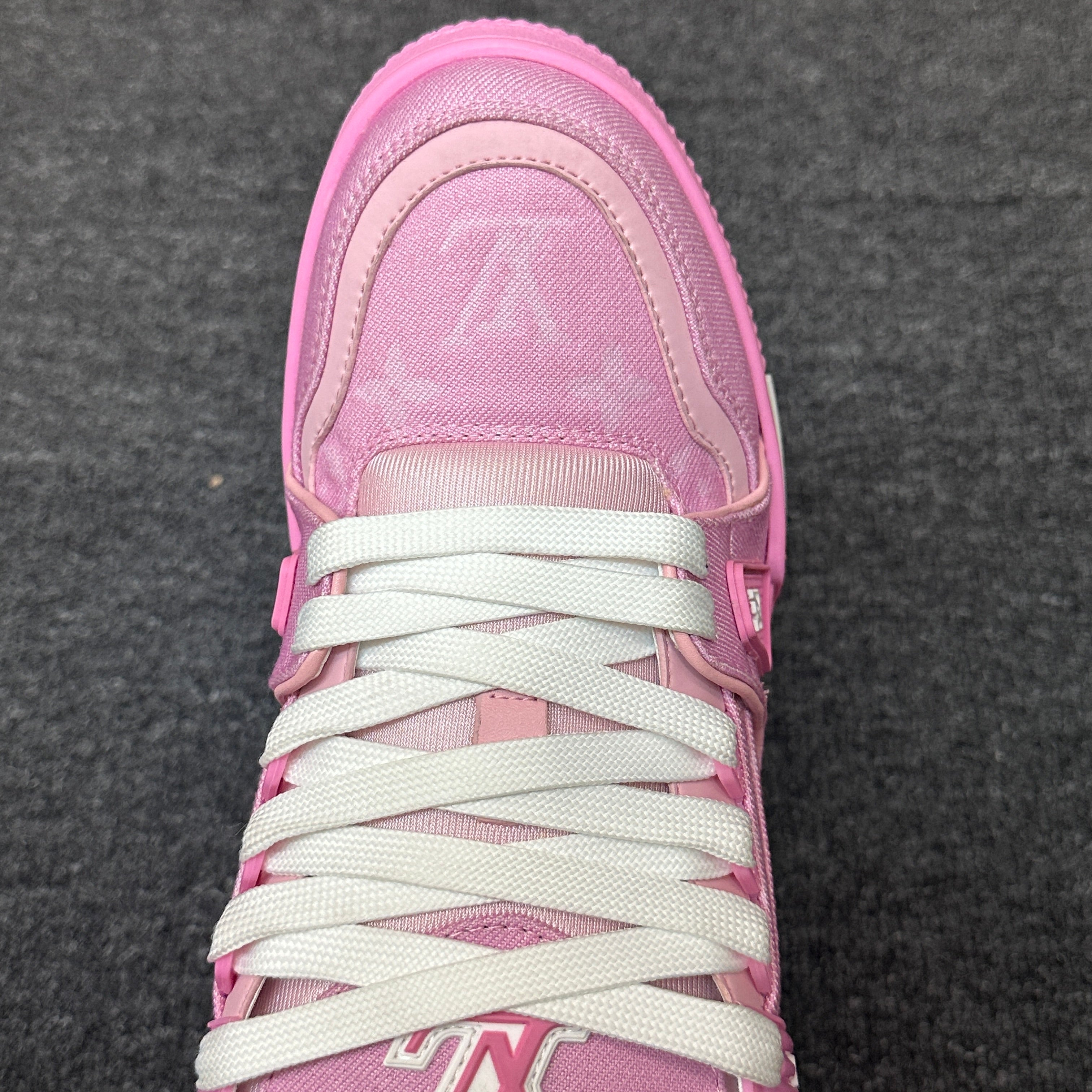 LOUIS VUITTON Trainer Powder