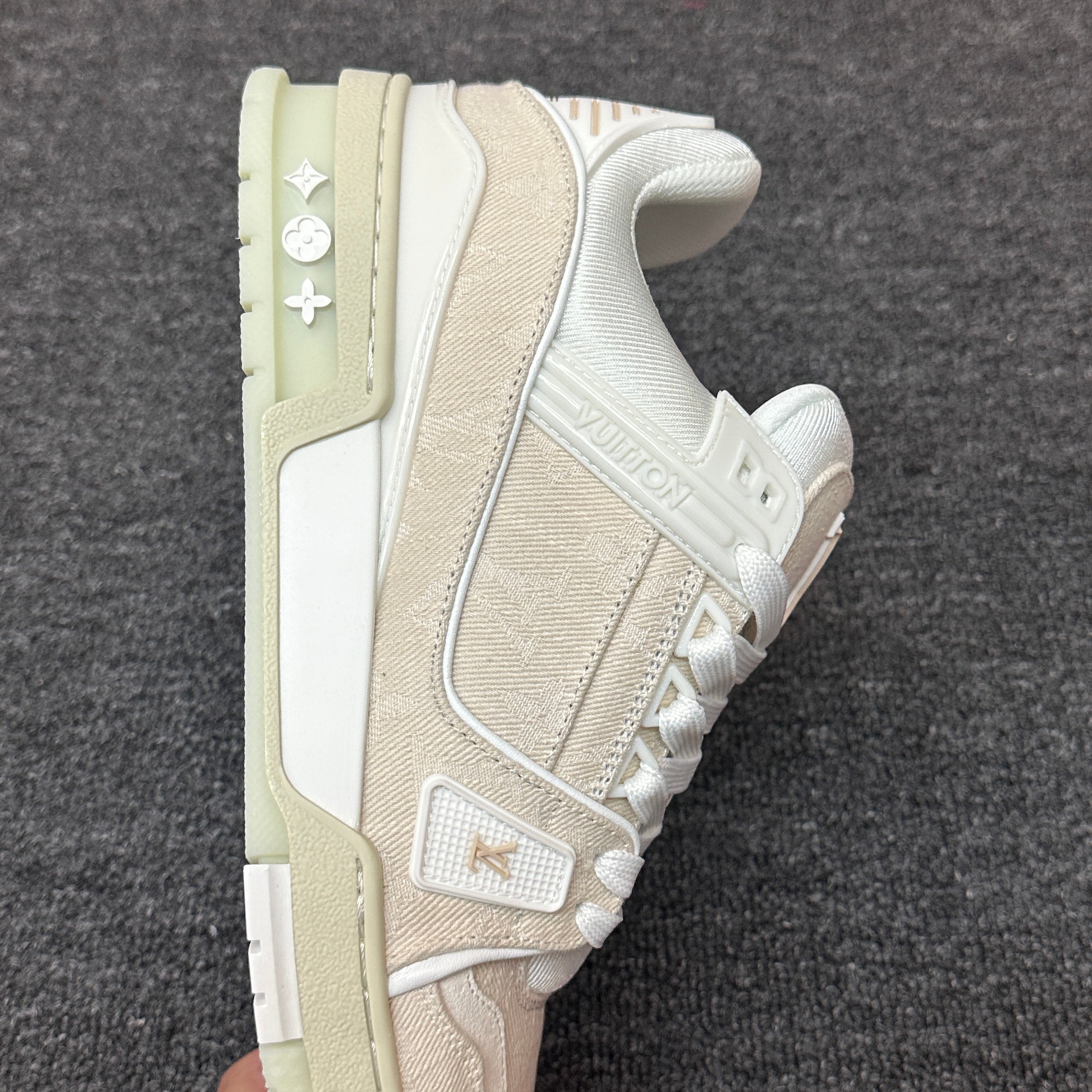 LOUIS VUITTON Trainer white rice