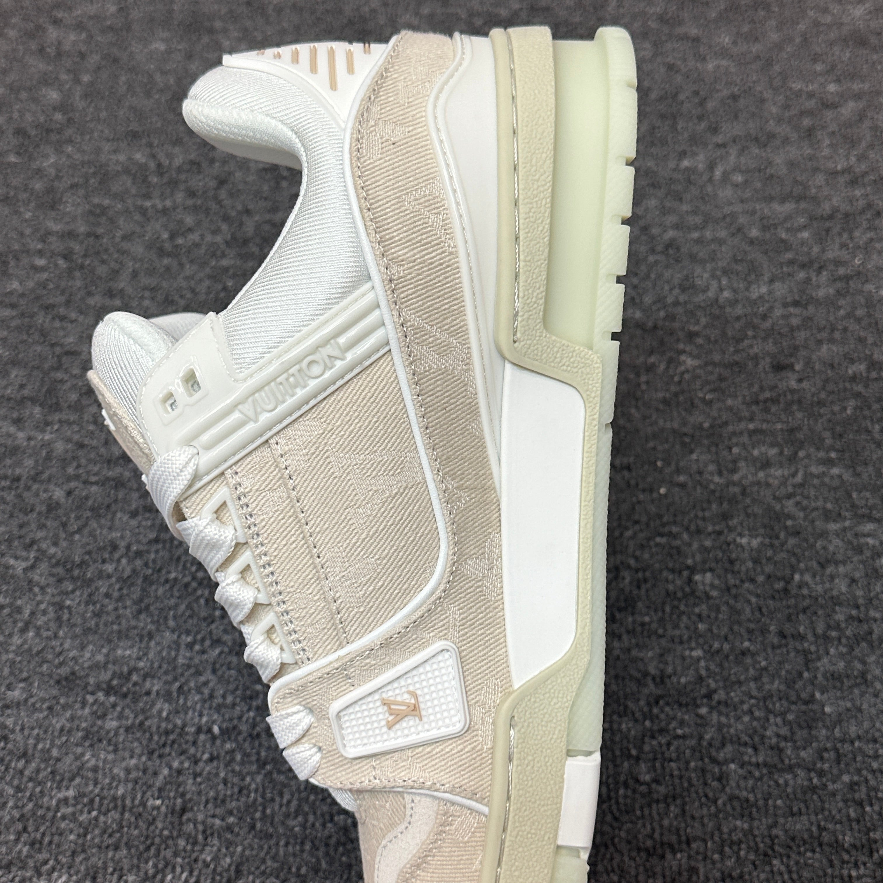 LOUIS VUITTON Trainer white rice