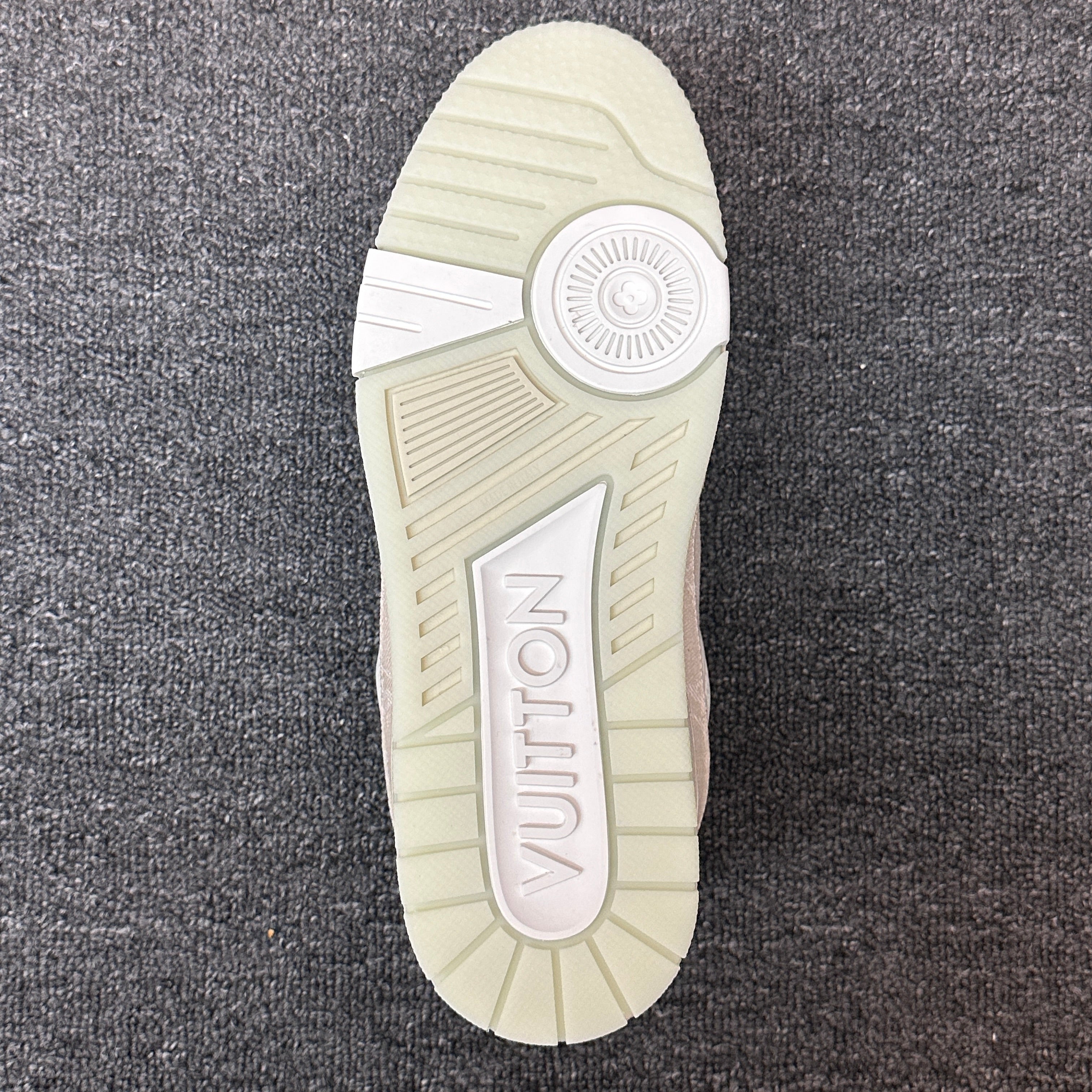 LOUIS VUITTON Trainer white rice