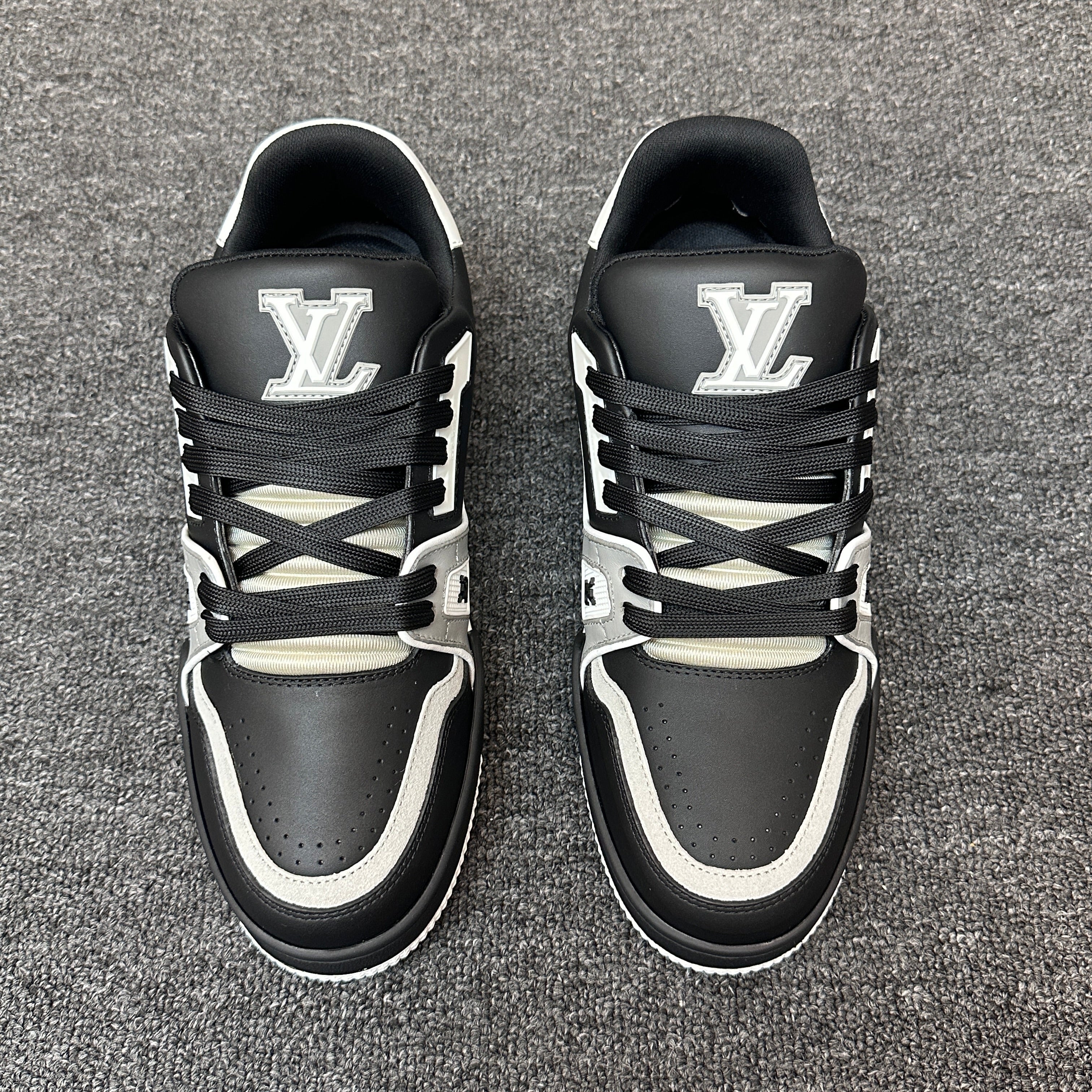 LOUIS VUITTON Trainer black and white