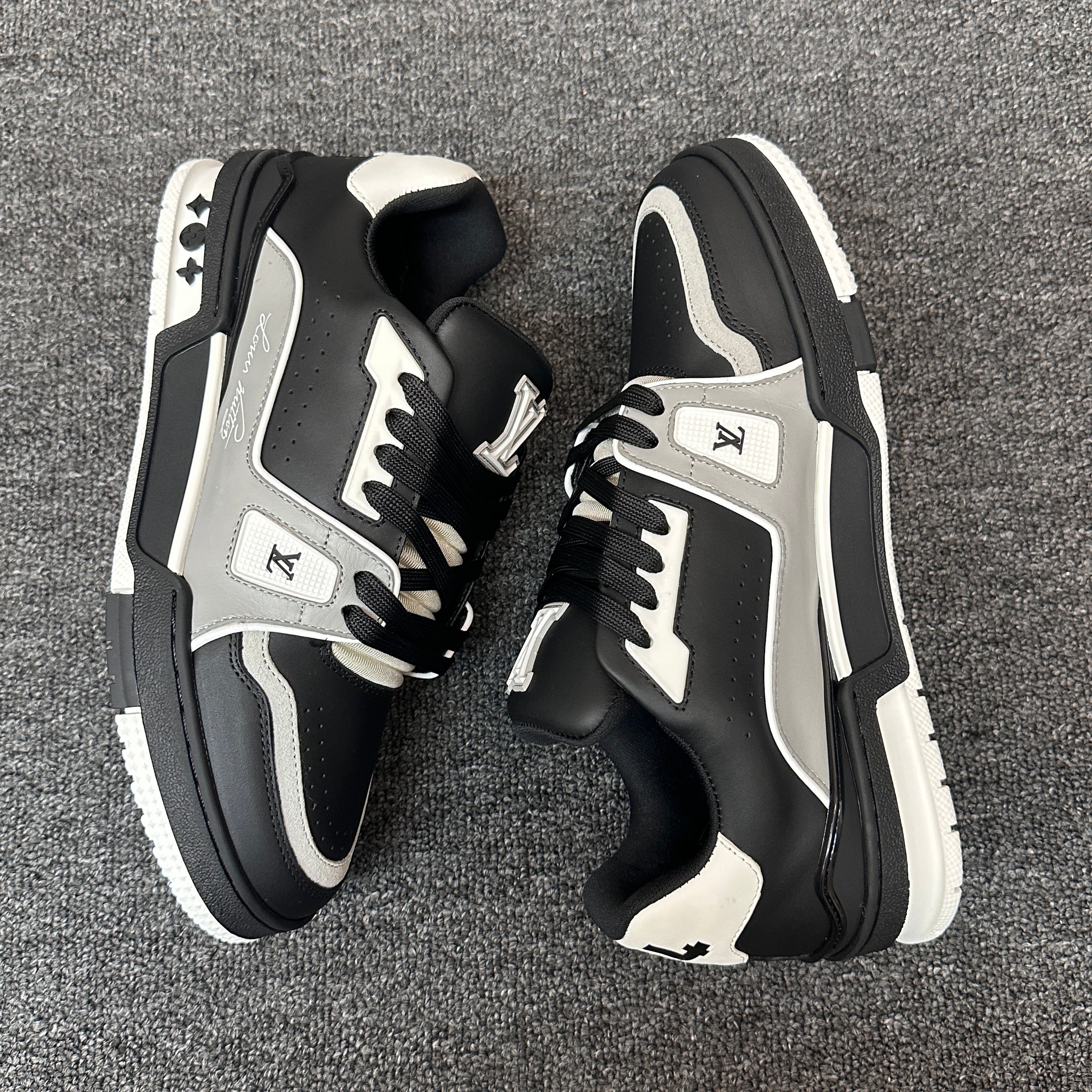 LOUIS VUITTON Trainer black and white