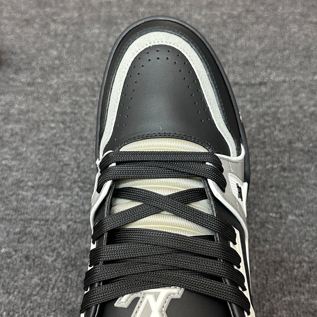 LOUIS VUITTON Trainer black and white