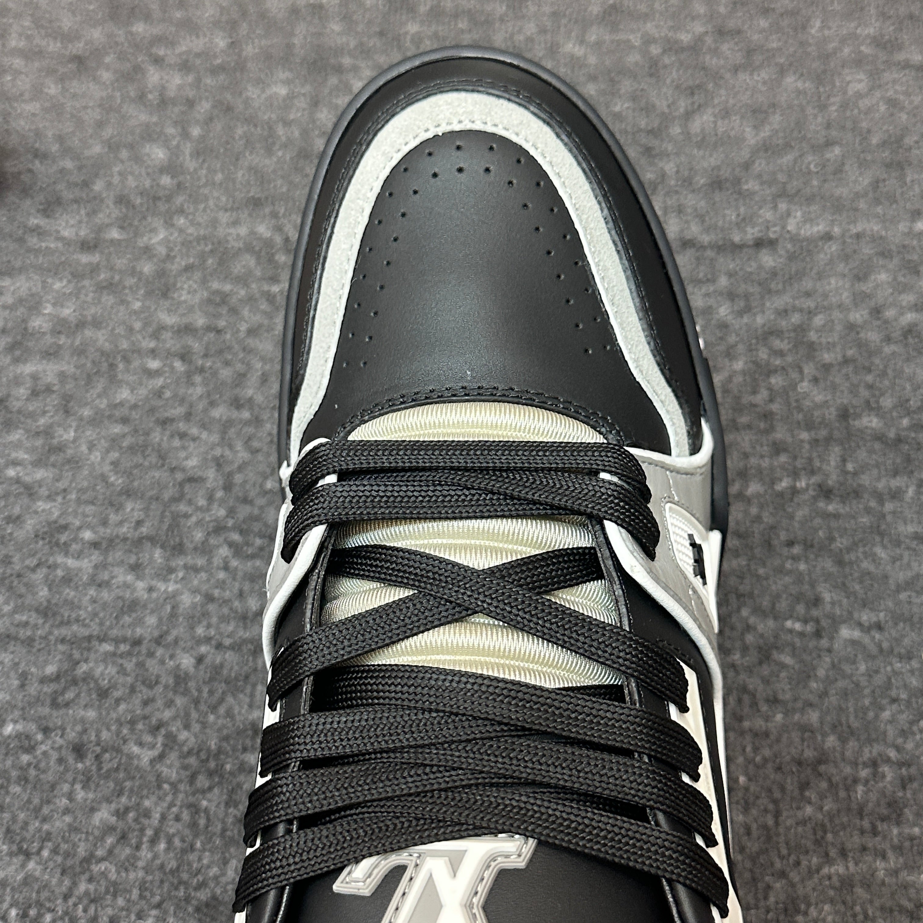 LOUIS VUITTON Trainer black and white