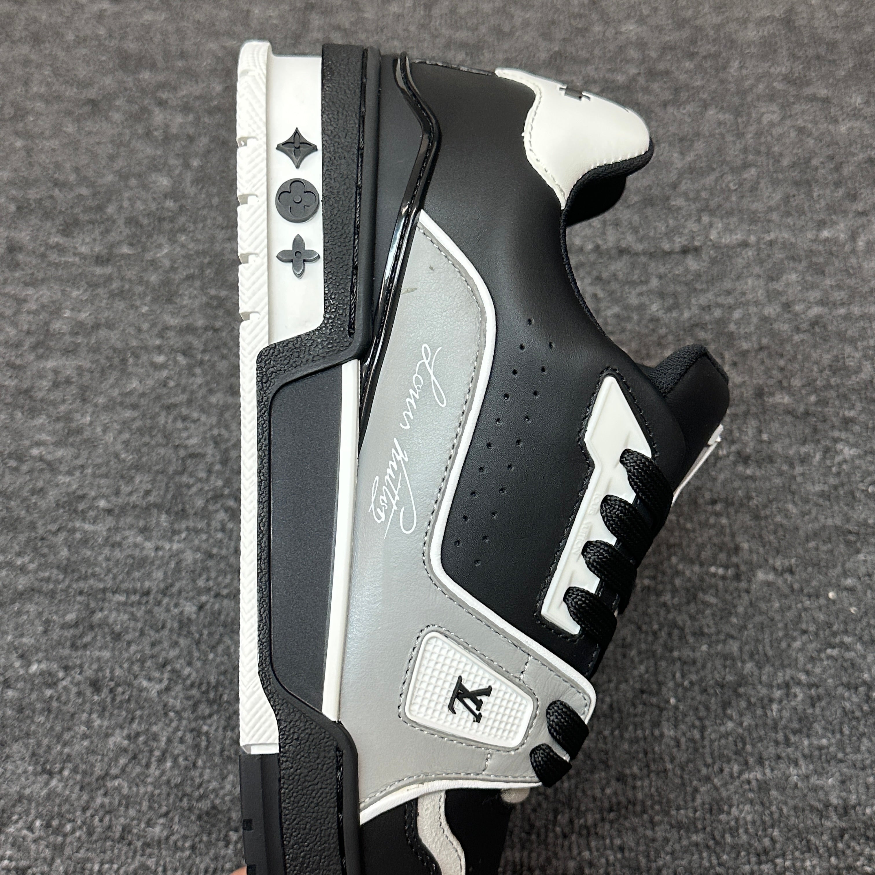 LOUIS VUITTON Trainer black and white