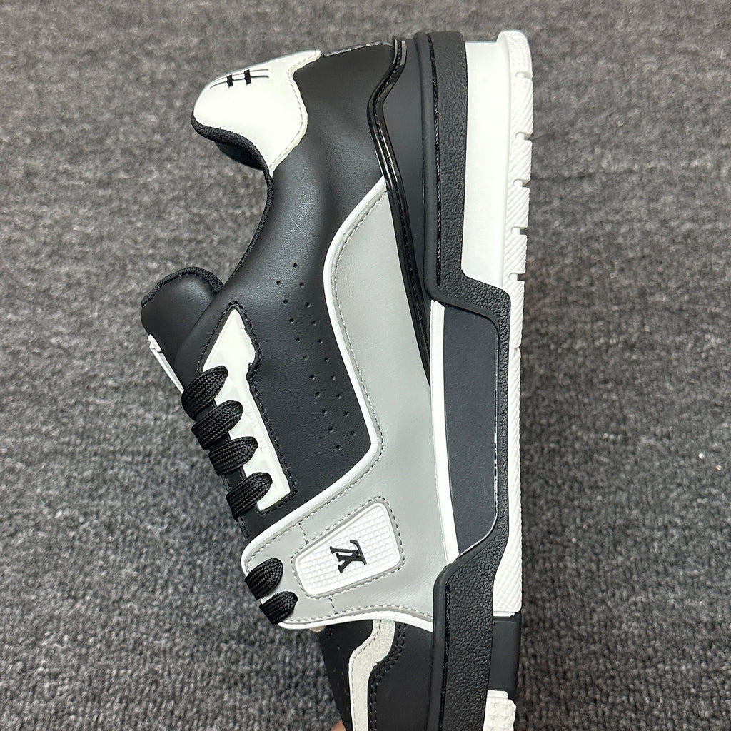 LOUIS VUITTON Trainer black and white