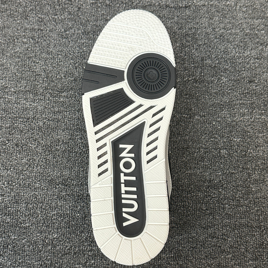 LOUIS VUITTON Trainer black and white