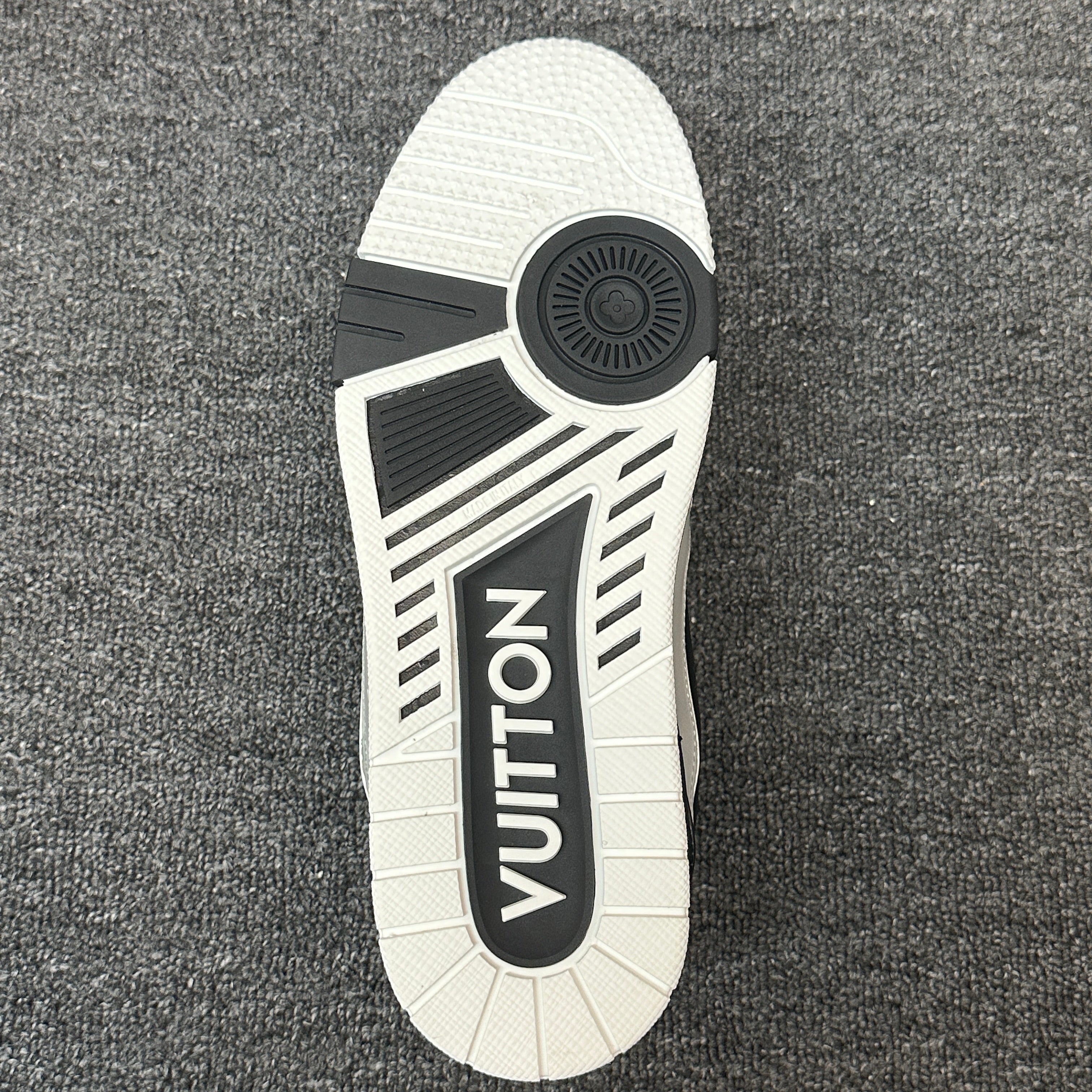 LOUIS VUITTON Trainer black and white