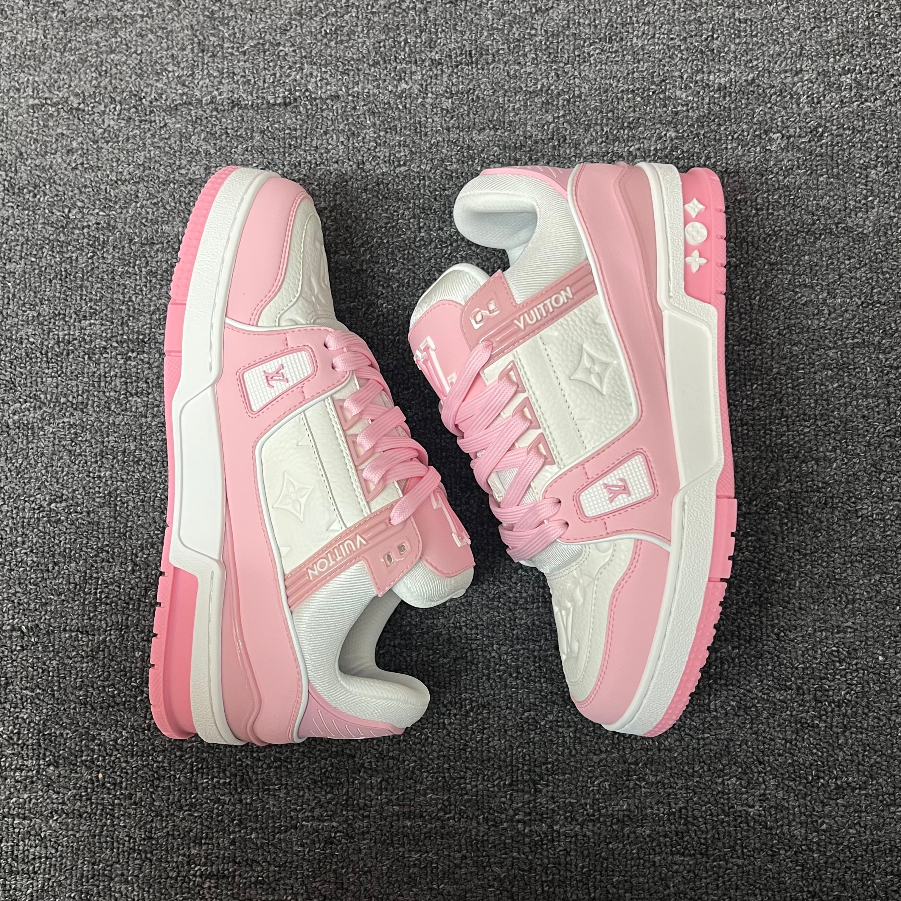 LOUIS VUITTON Trainer White powder