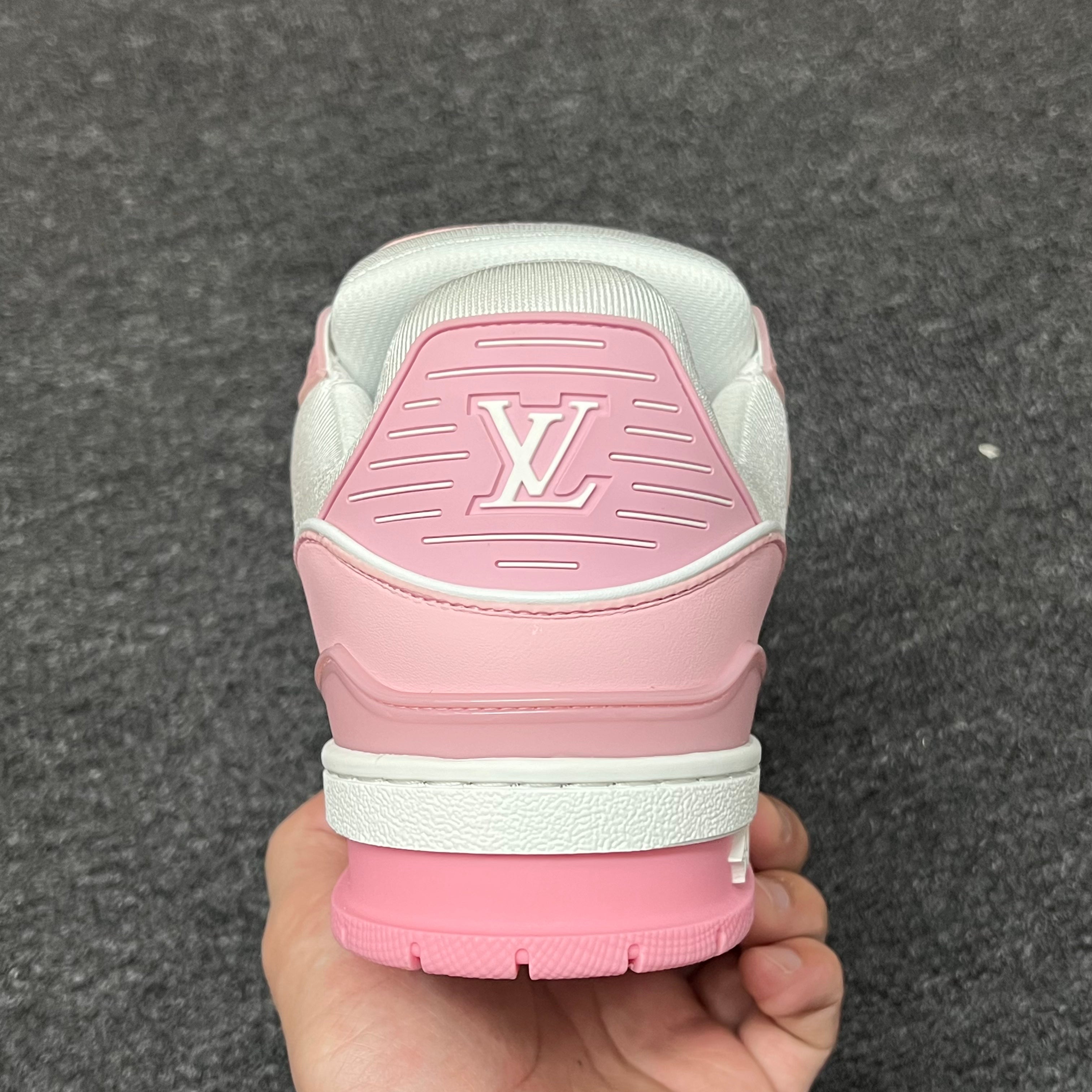 LOUIS VUITTON Trainer White powder