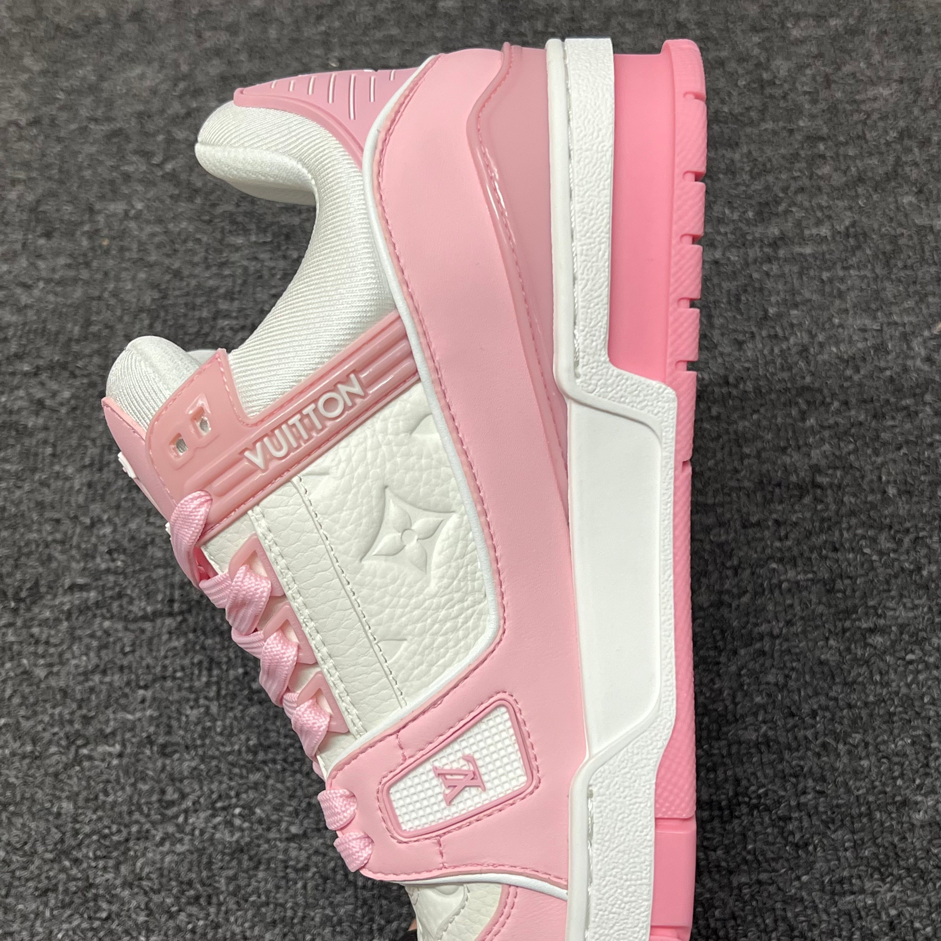 LOUIS VUITTON Trainer White powder