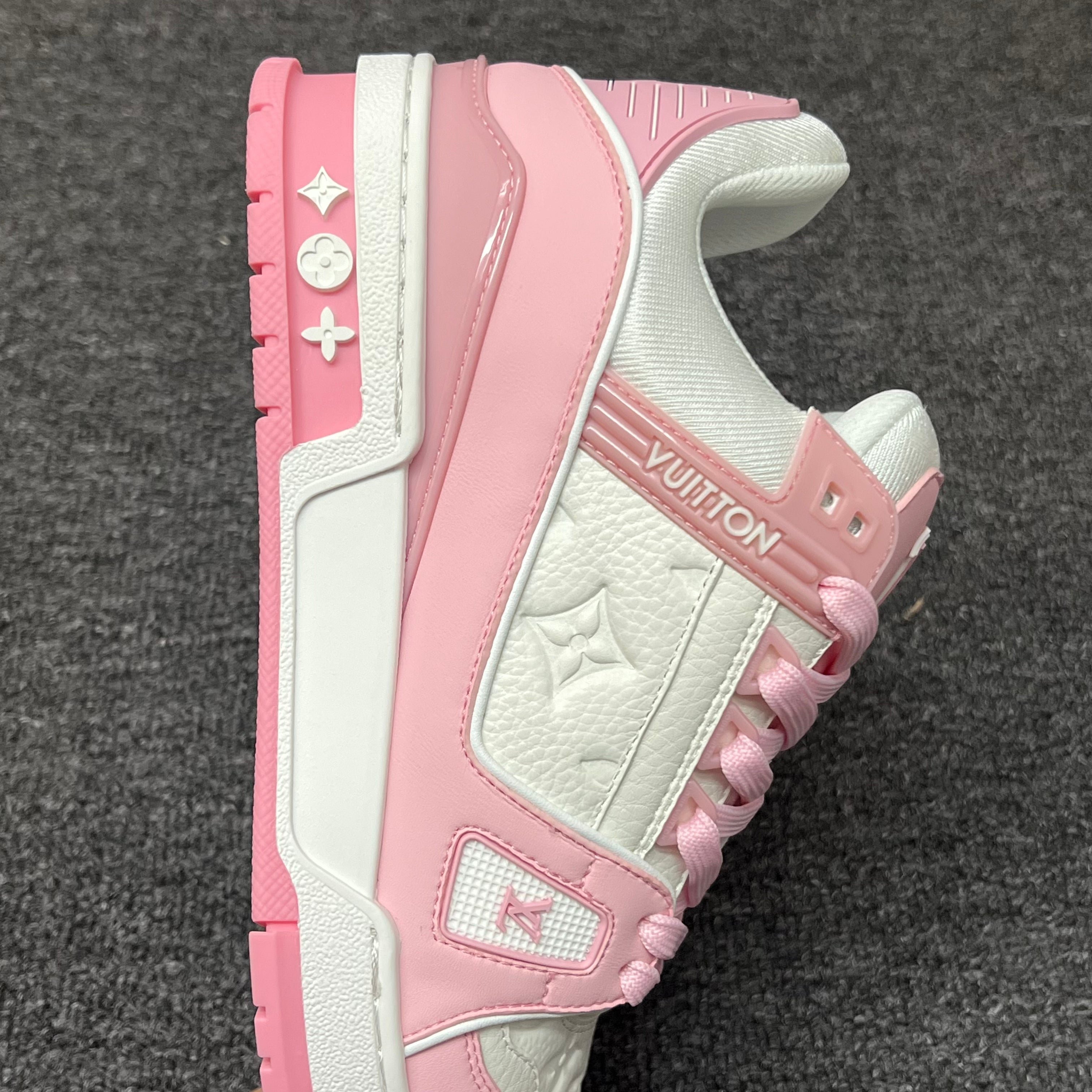 LOUIS VUITTON Trainer White powder