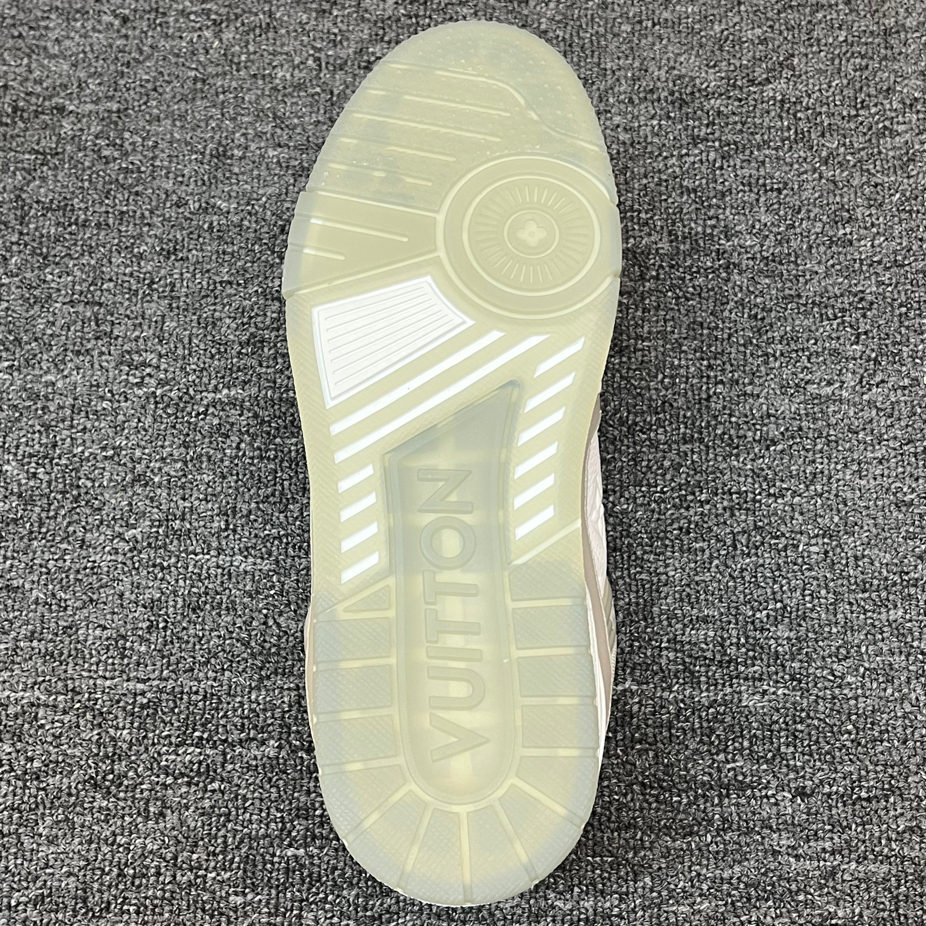 LOUIS VUITTON TrainerWhite grey