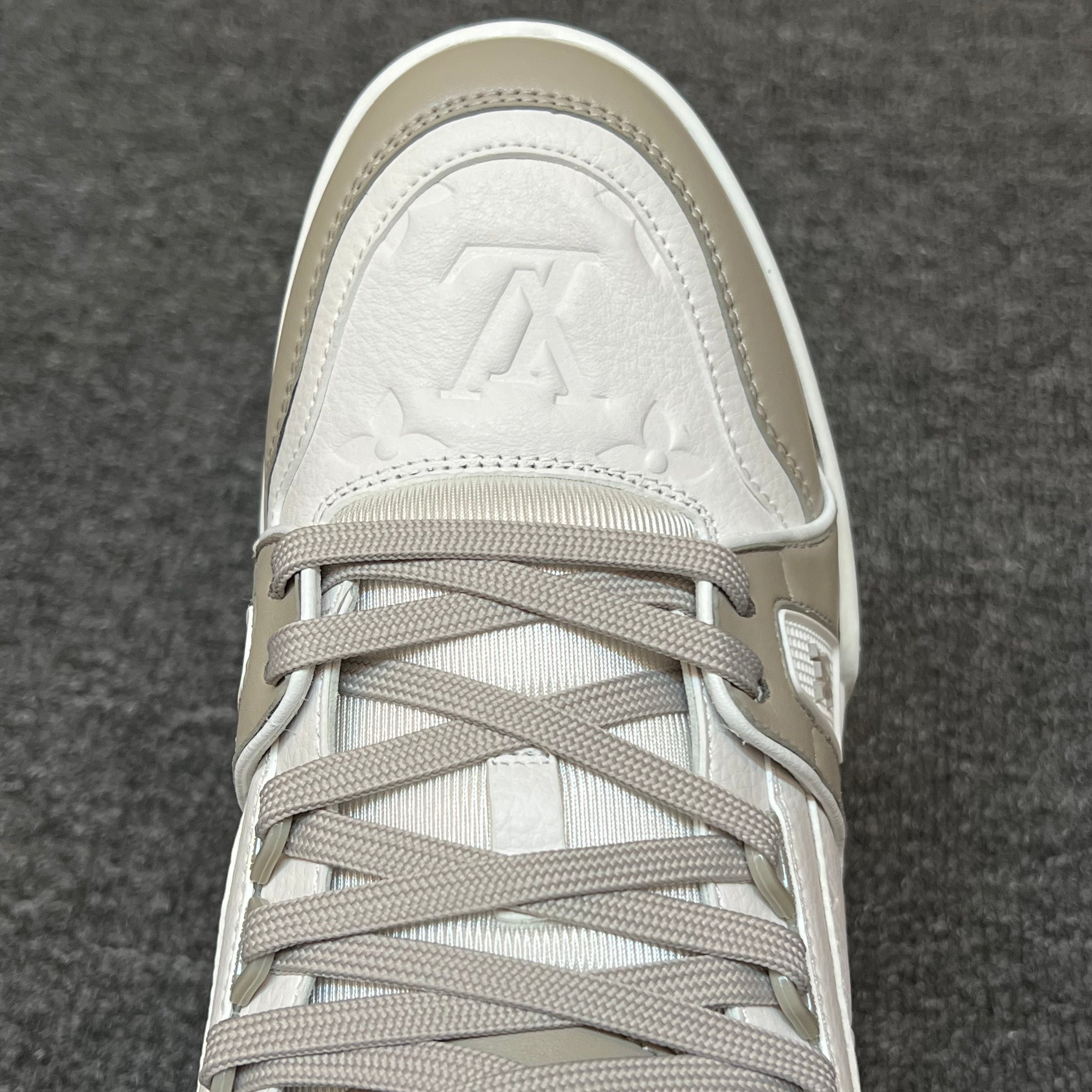 LOUIS VUITTON TrainerWhite grey