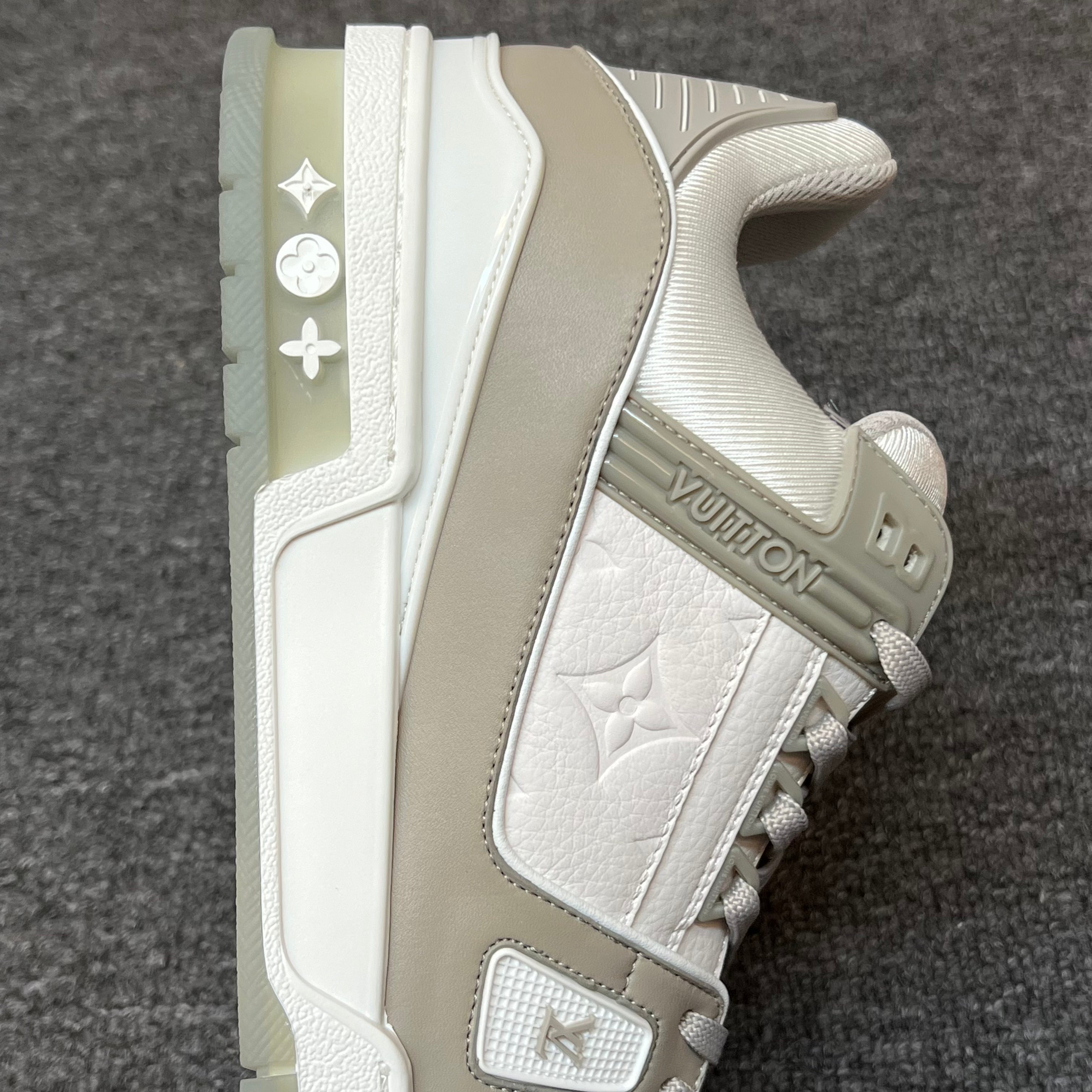 LOUIS VUITTON TrainerWhite grey