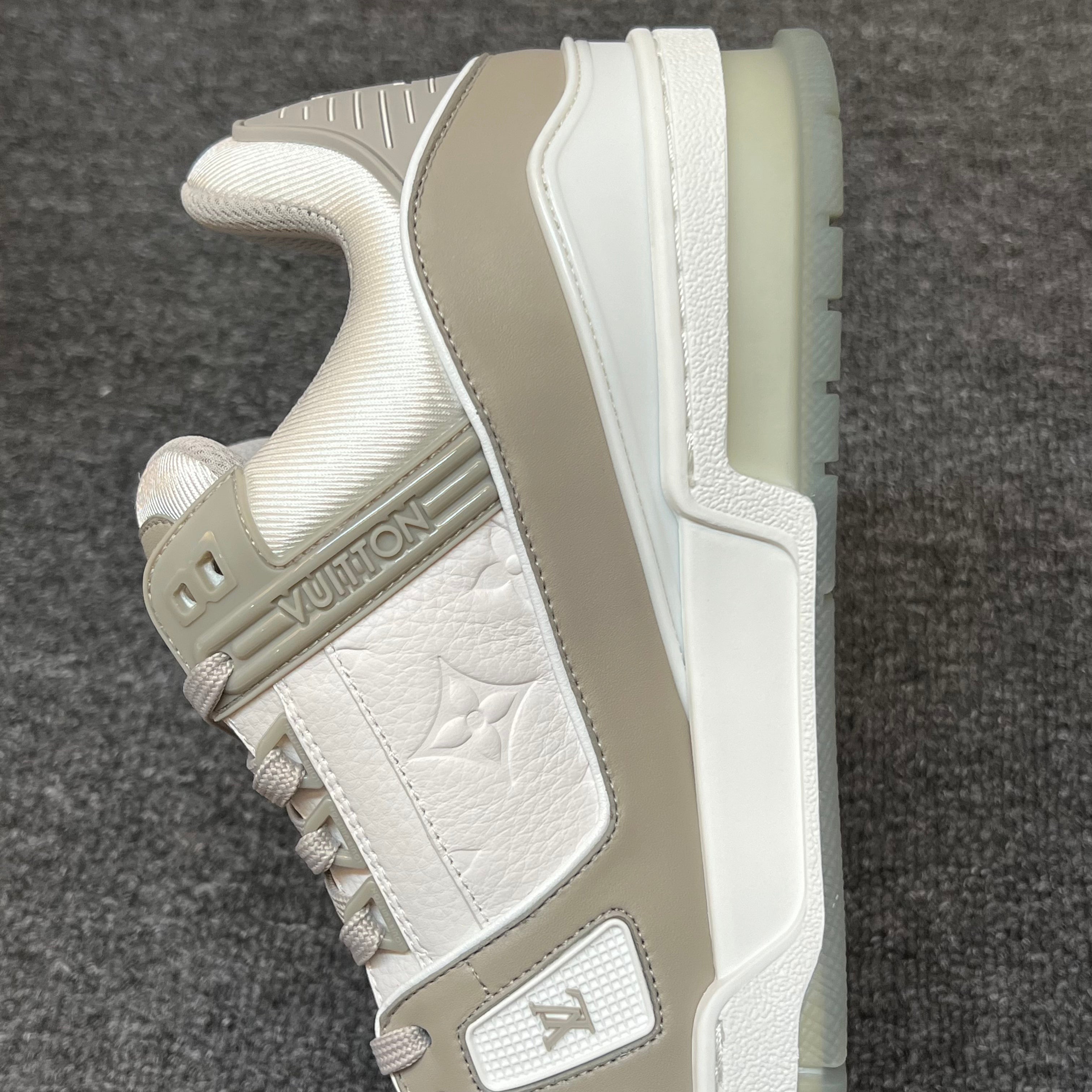LOUIS VUITTON TrainerWhite grey