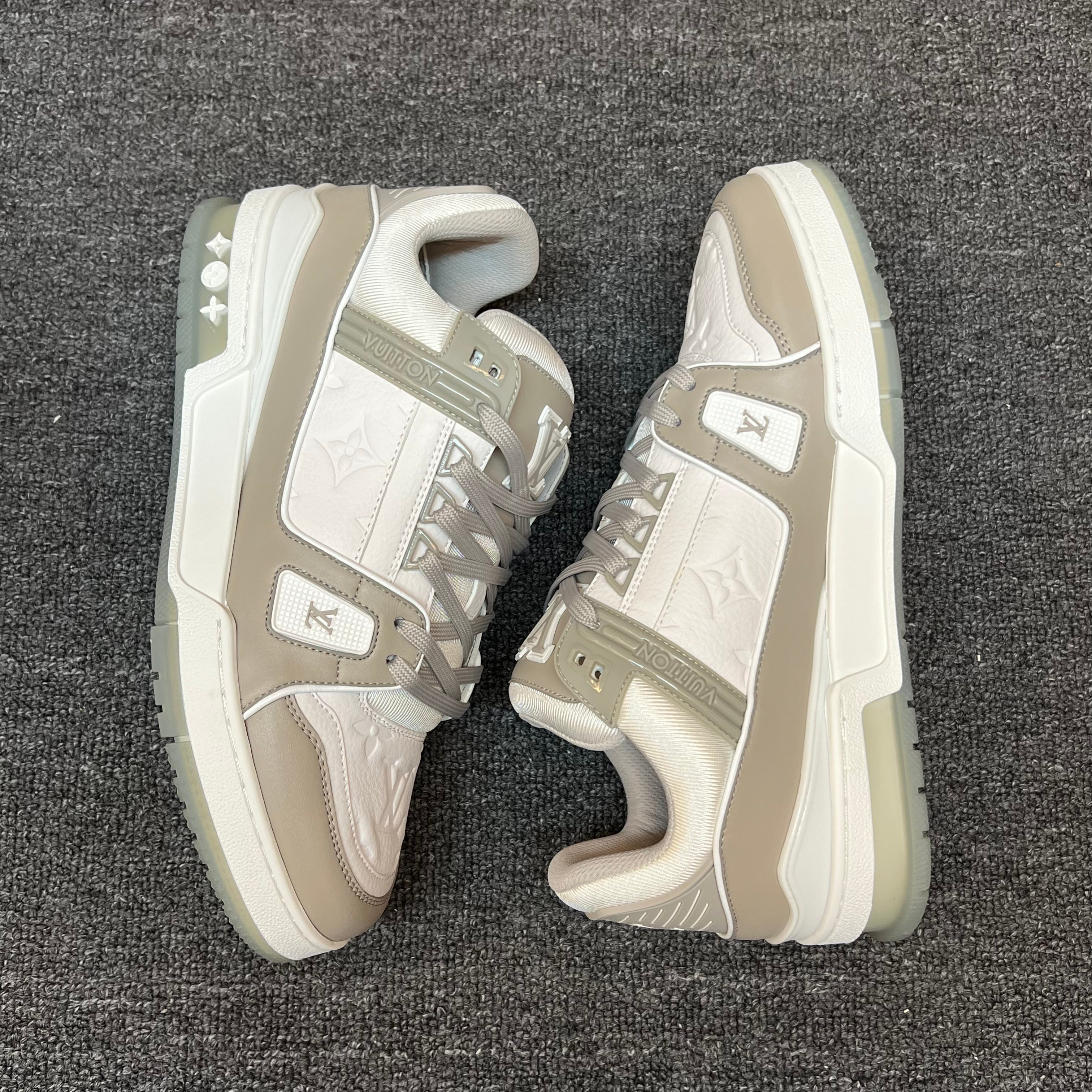 LOUIS VUITTON TrainerWhite grey