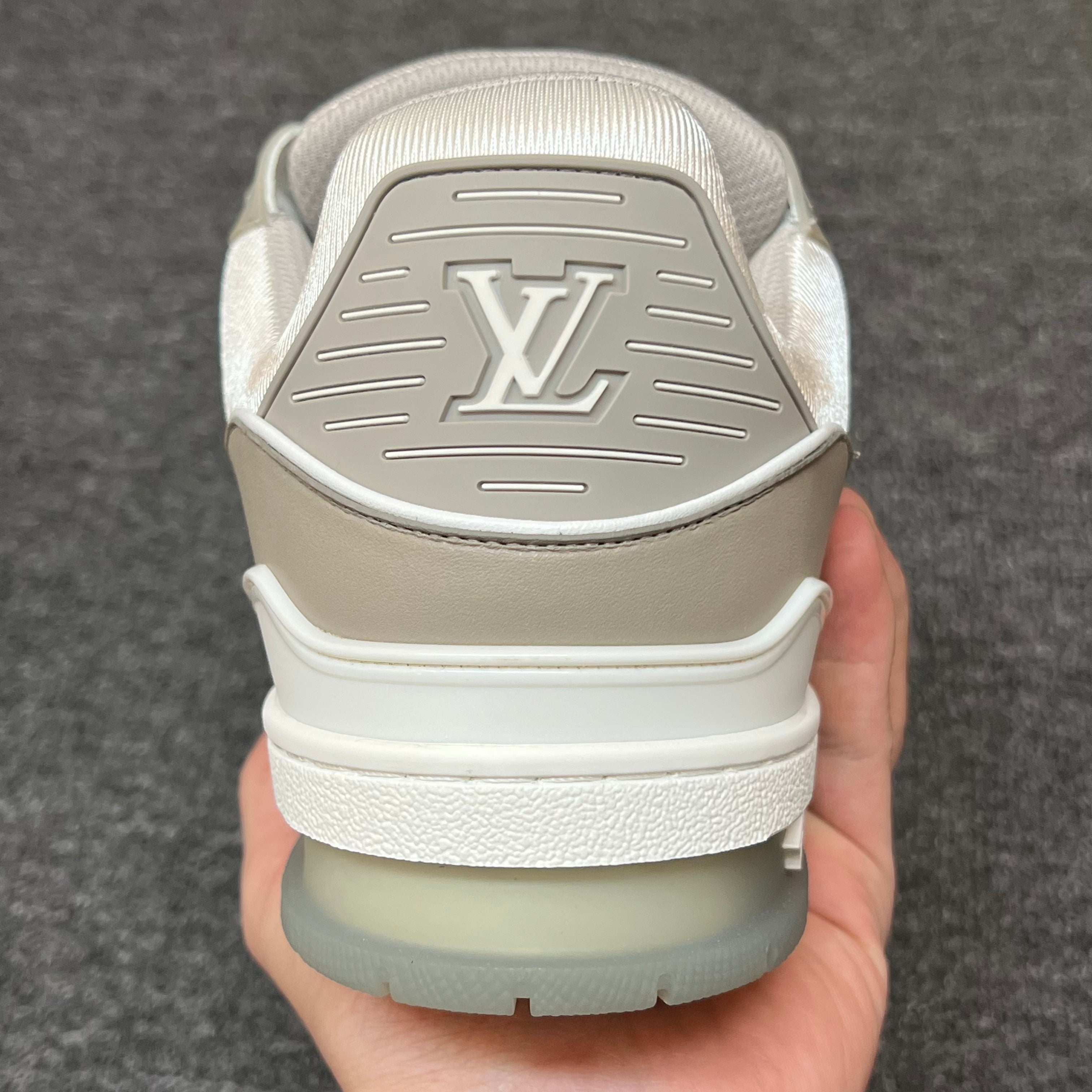 LOUIS VUITTON TrainerWhite grey