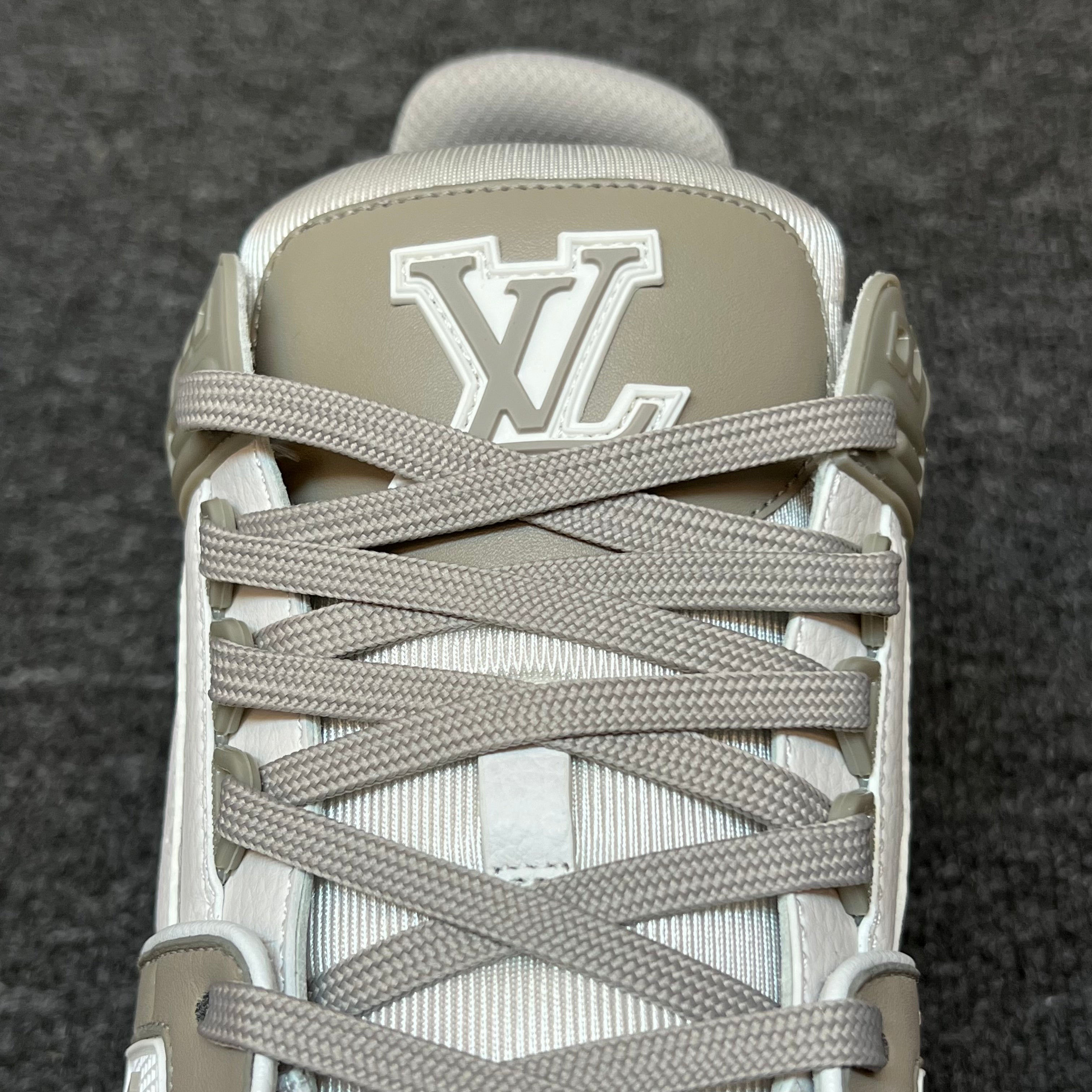 LOUIS VUITTON TrainerWhite grey