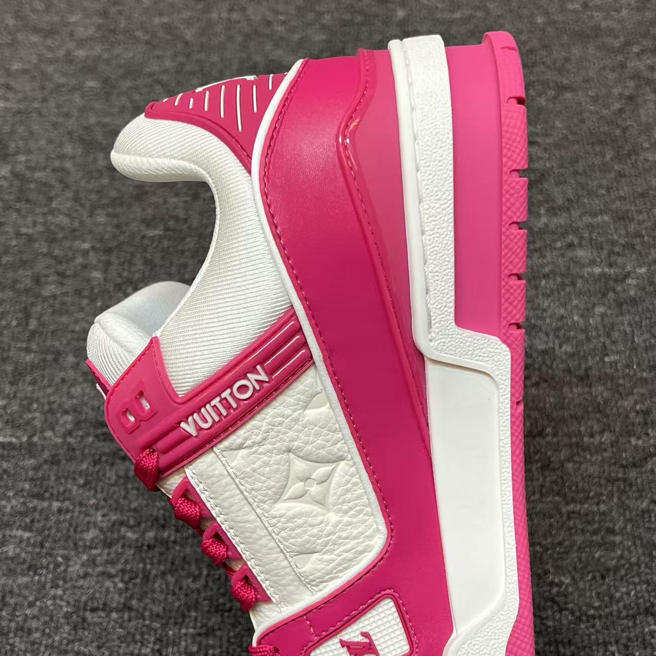 LOUIS VUITTON Trainer White White light powder