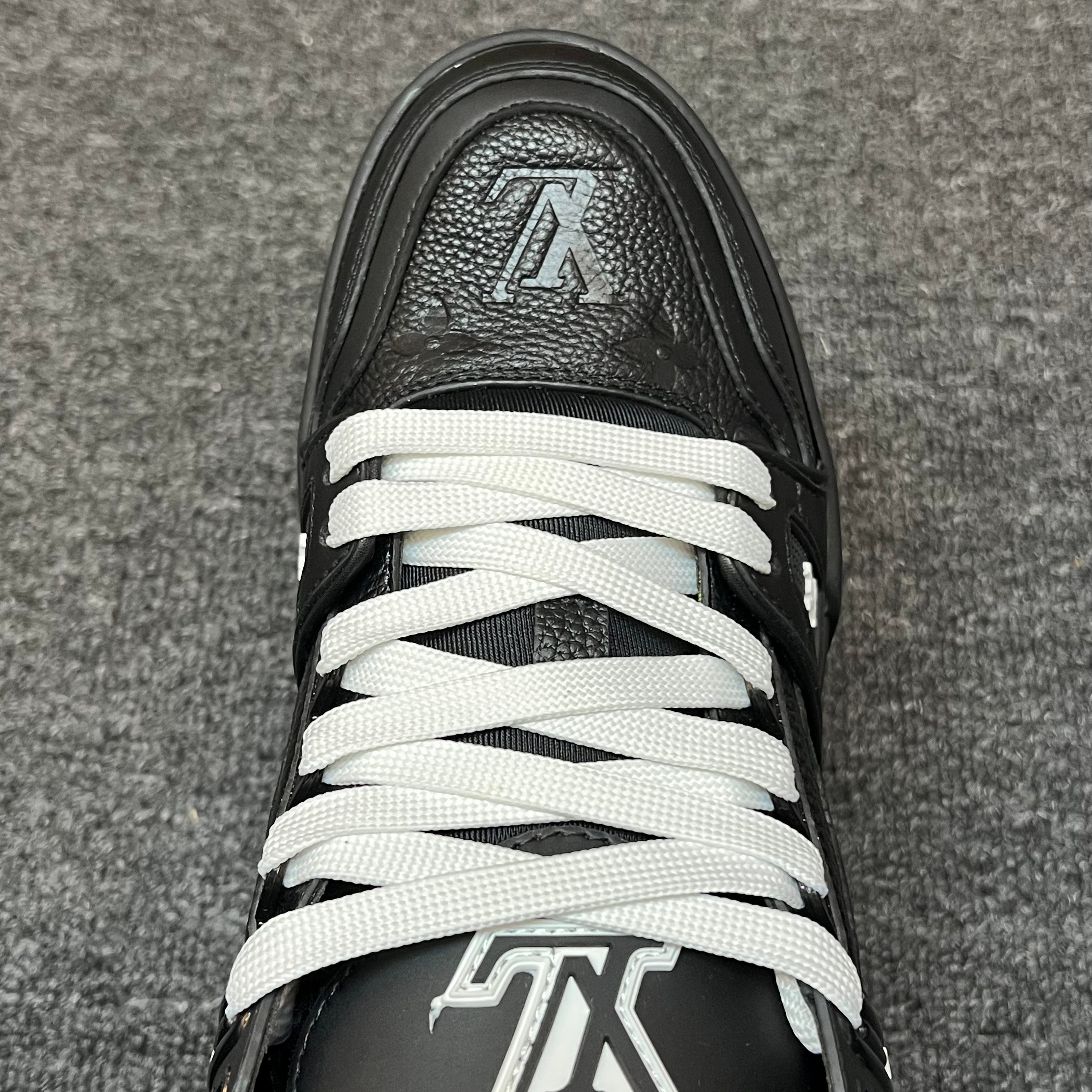 LOUIS VUITTON Trainer black