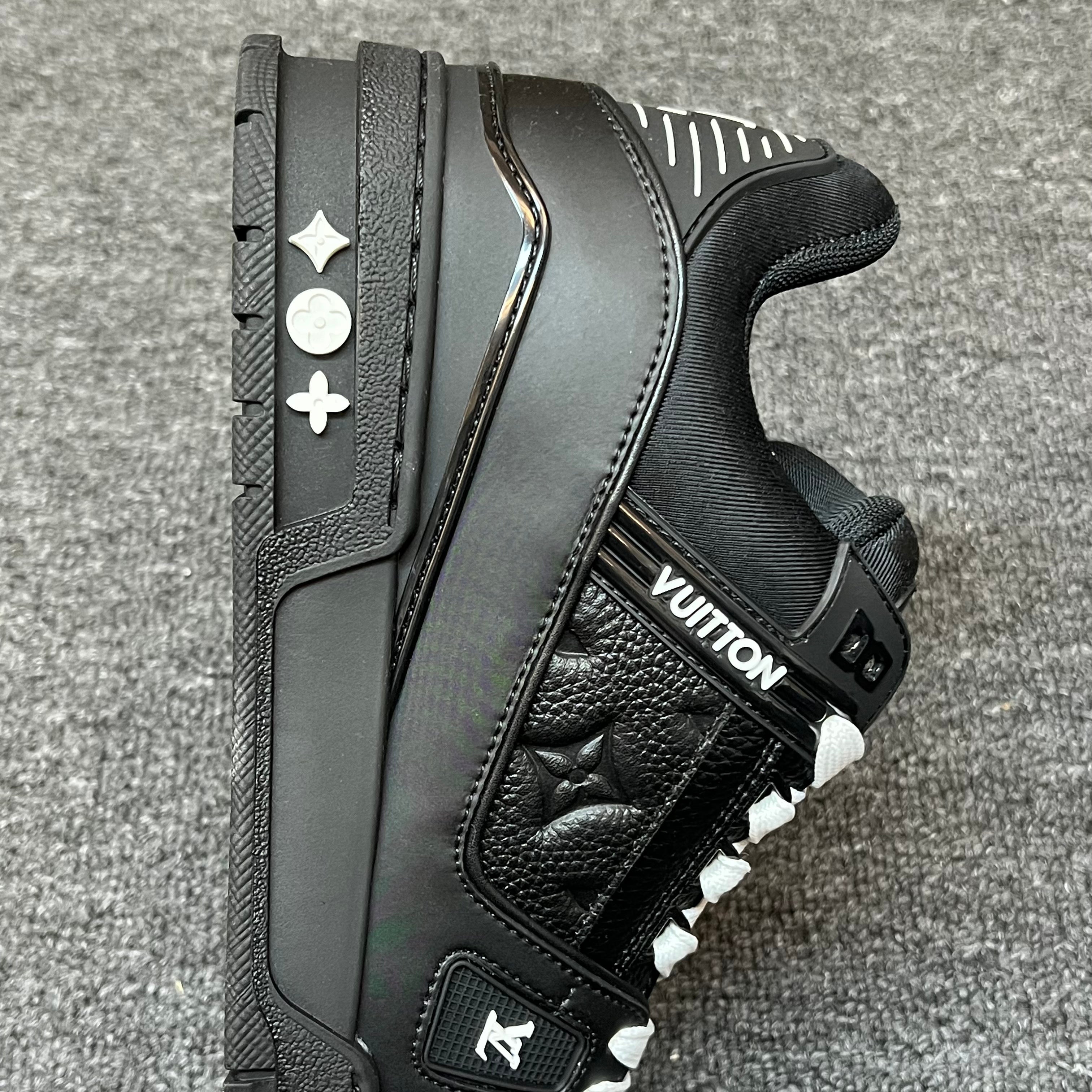 LOUIS VUITTON Trainer black