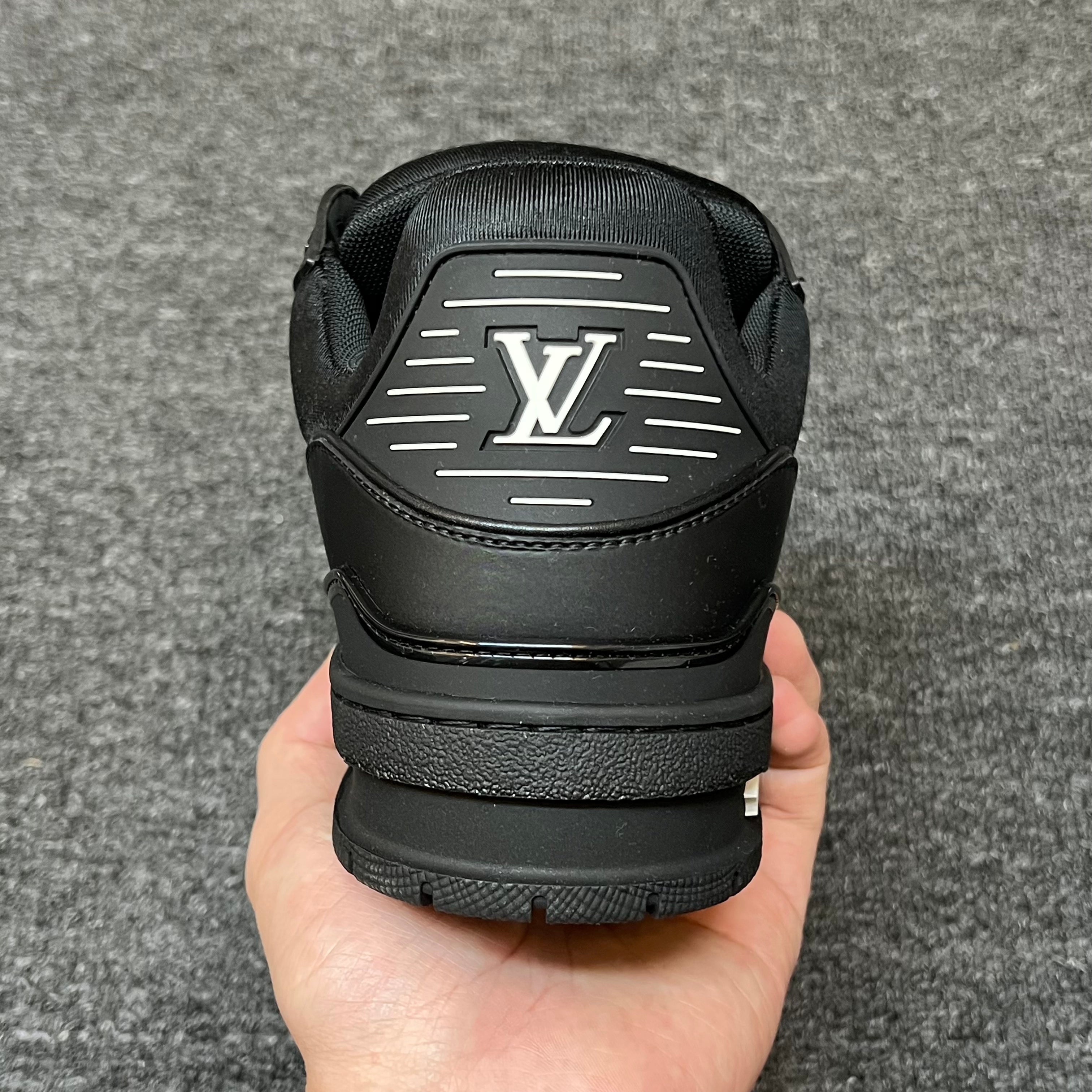 LOUIS VUITTON Trainer black
