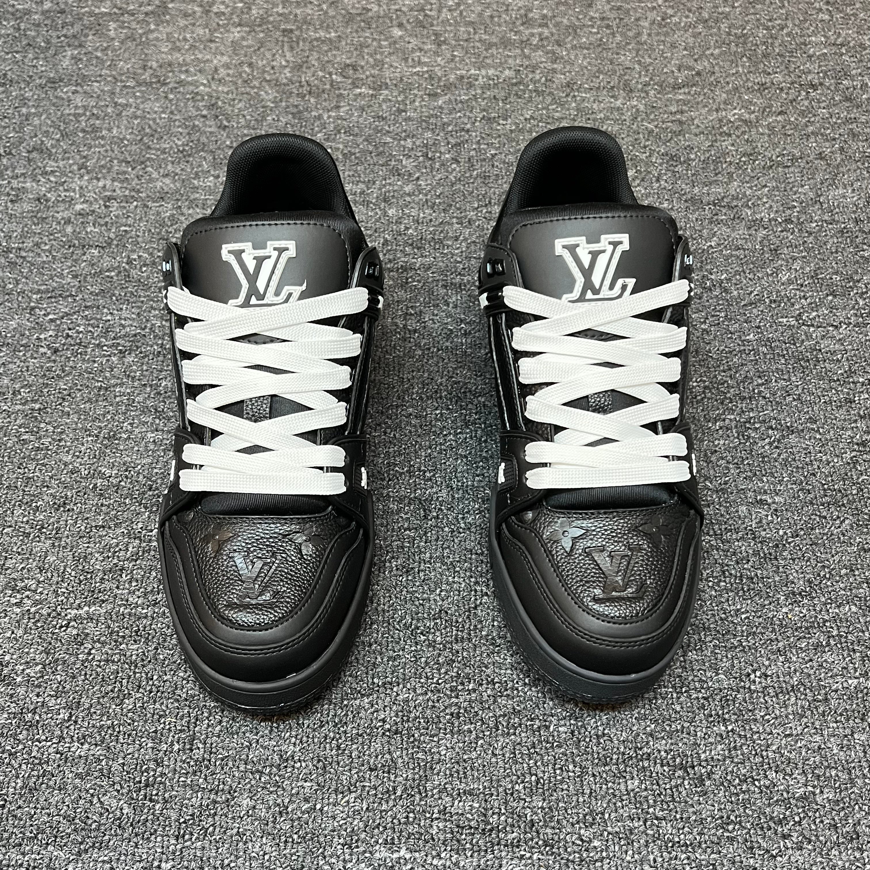 LOUIS VUITTON Trainer black