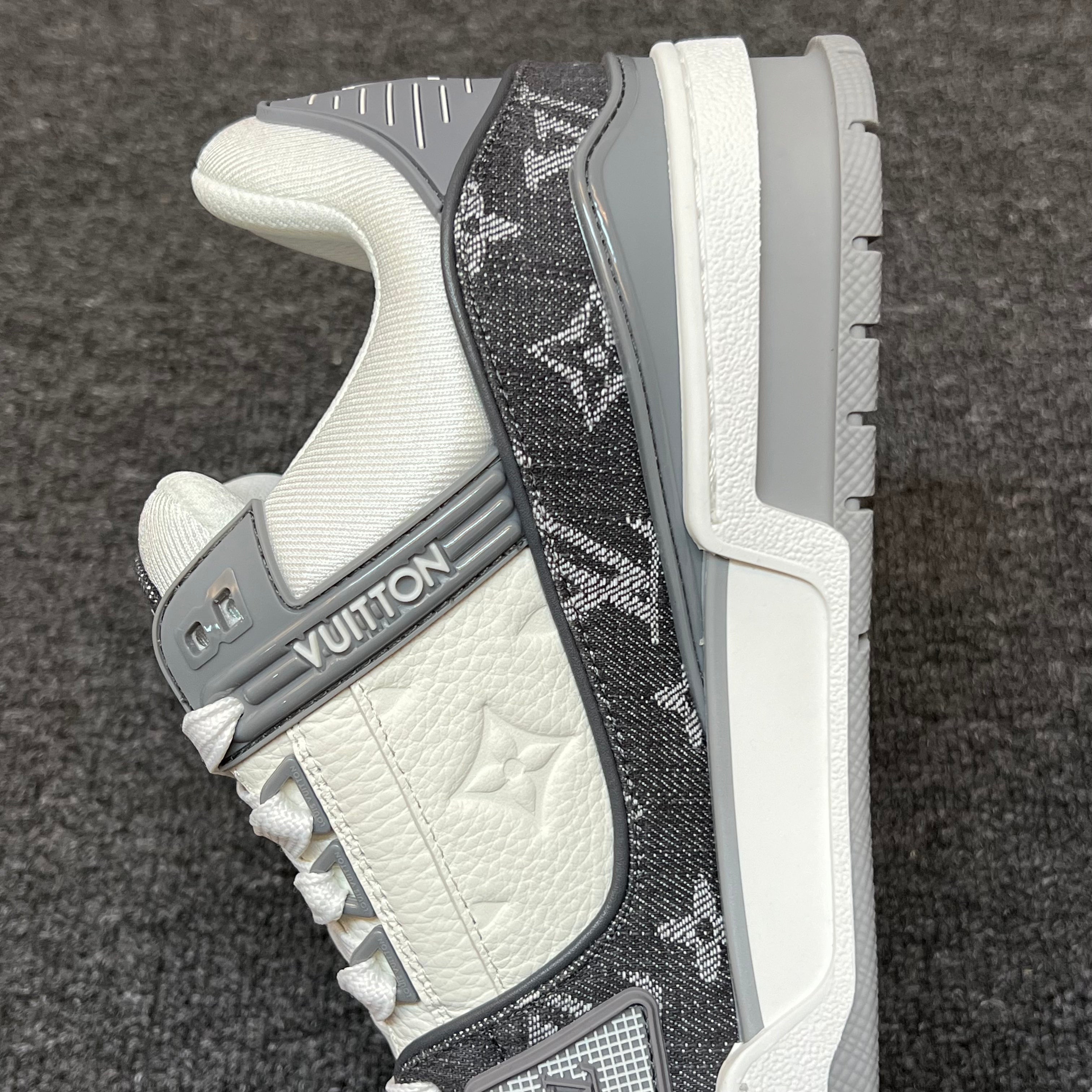LOUIS VUITTON Trainer grey