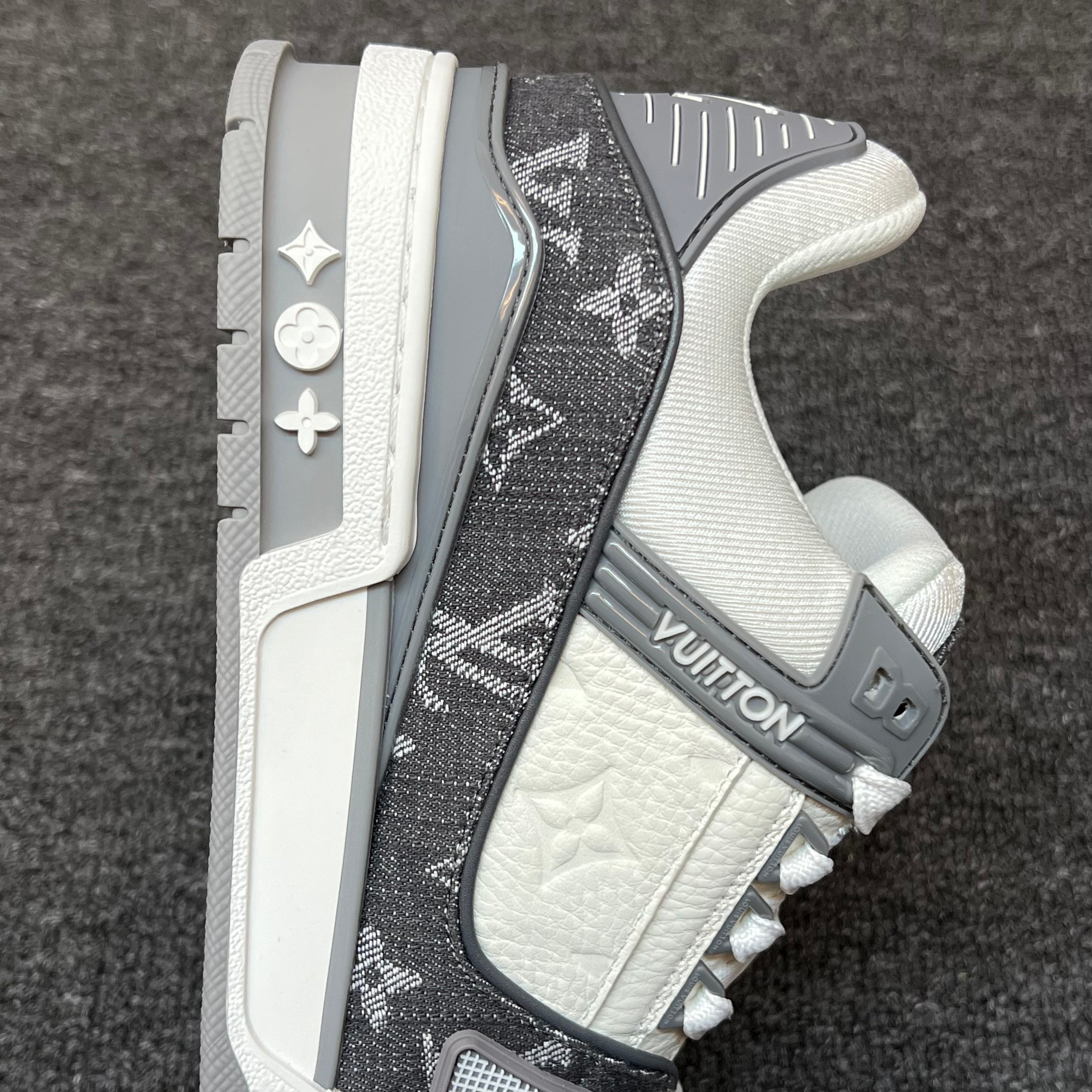 LOUIS VUITTON Trainer grey