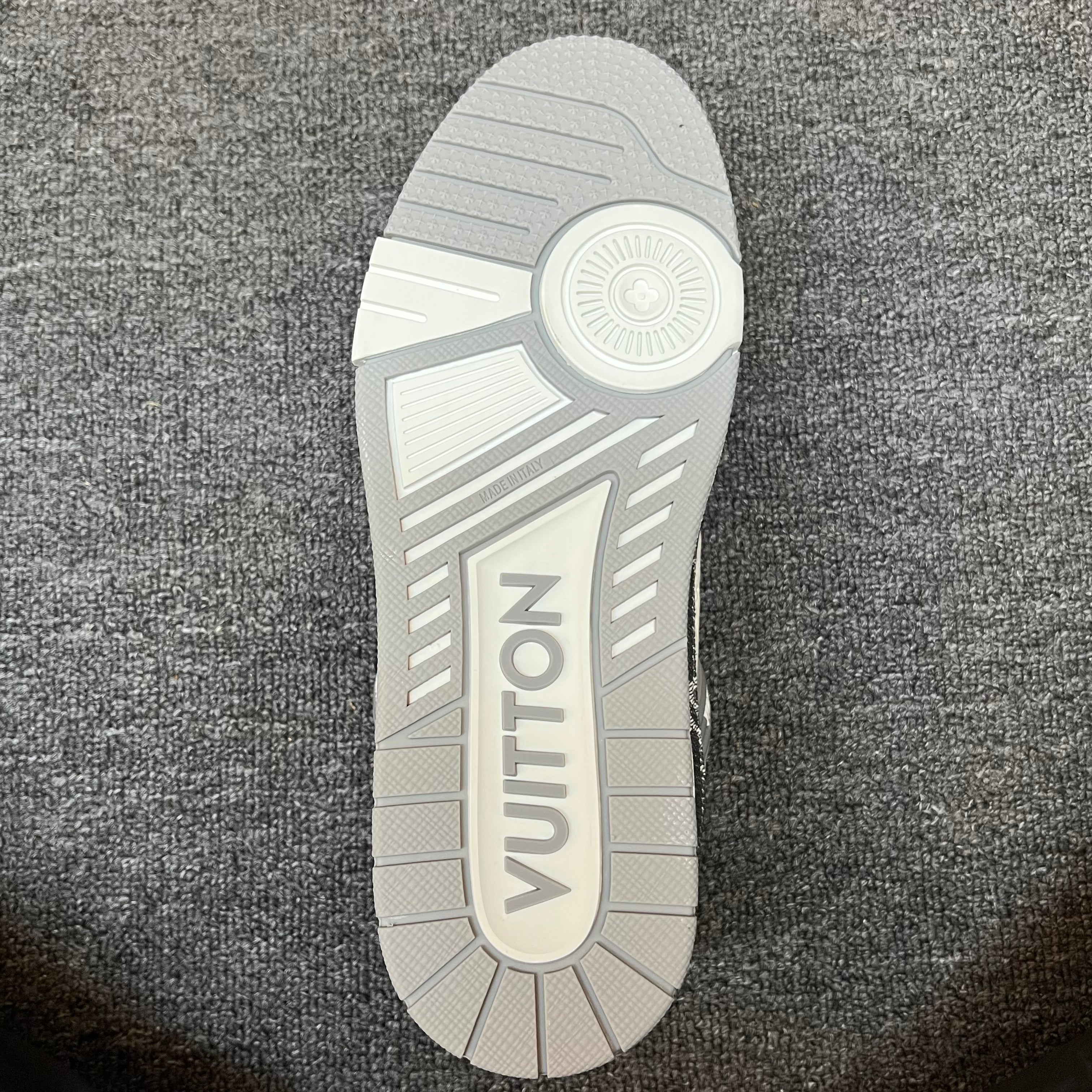 LOUIS VUITTON Trainer grey