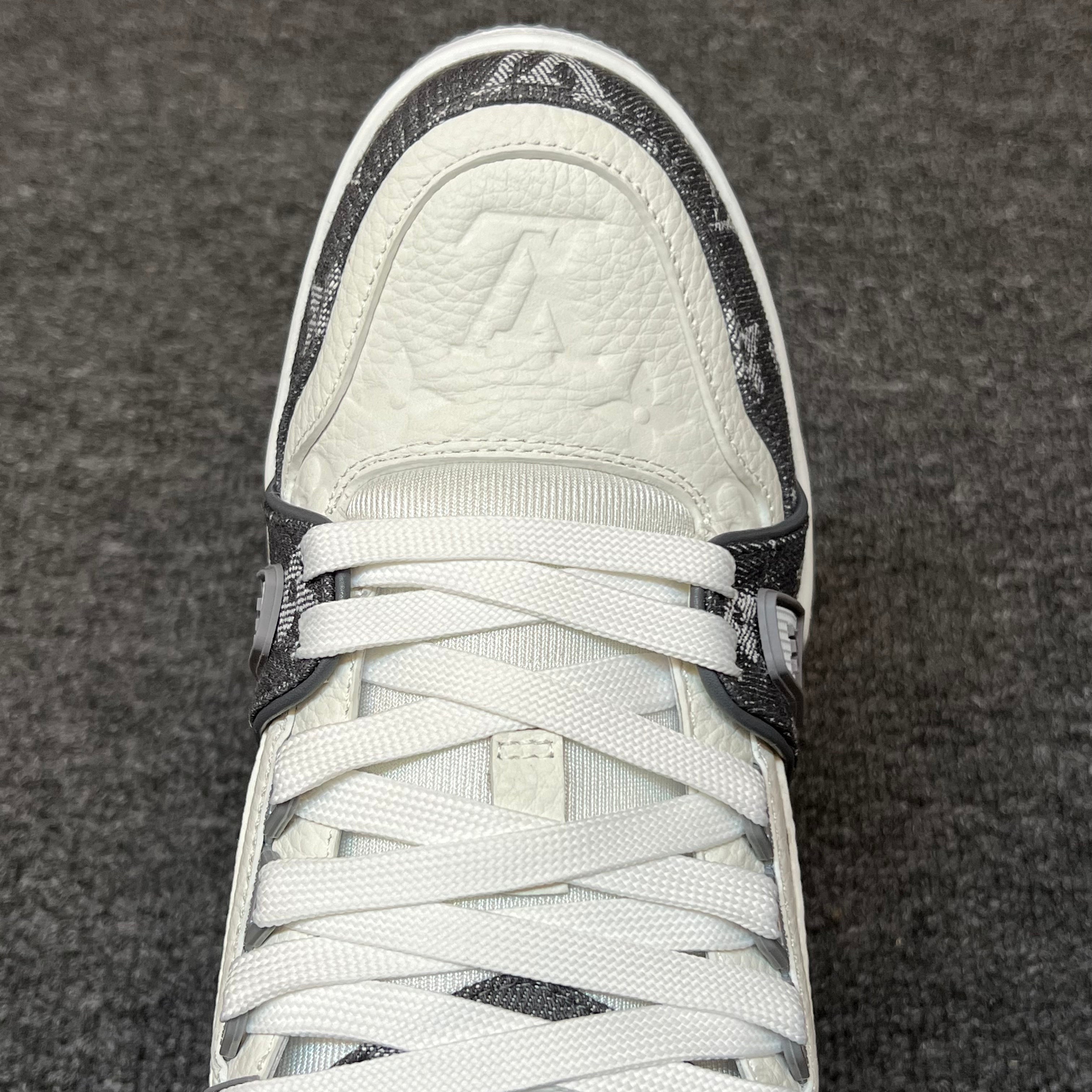 LOUIS VUITTON Trainer grey