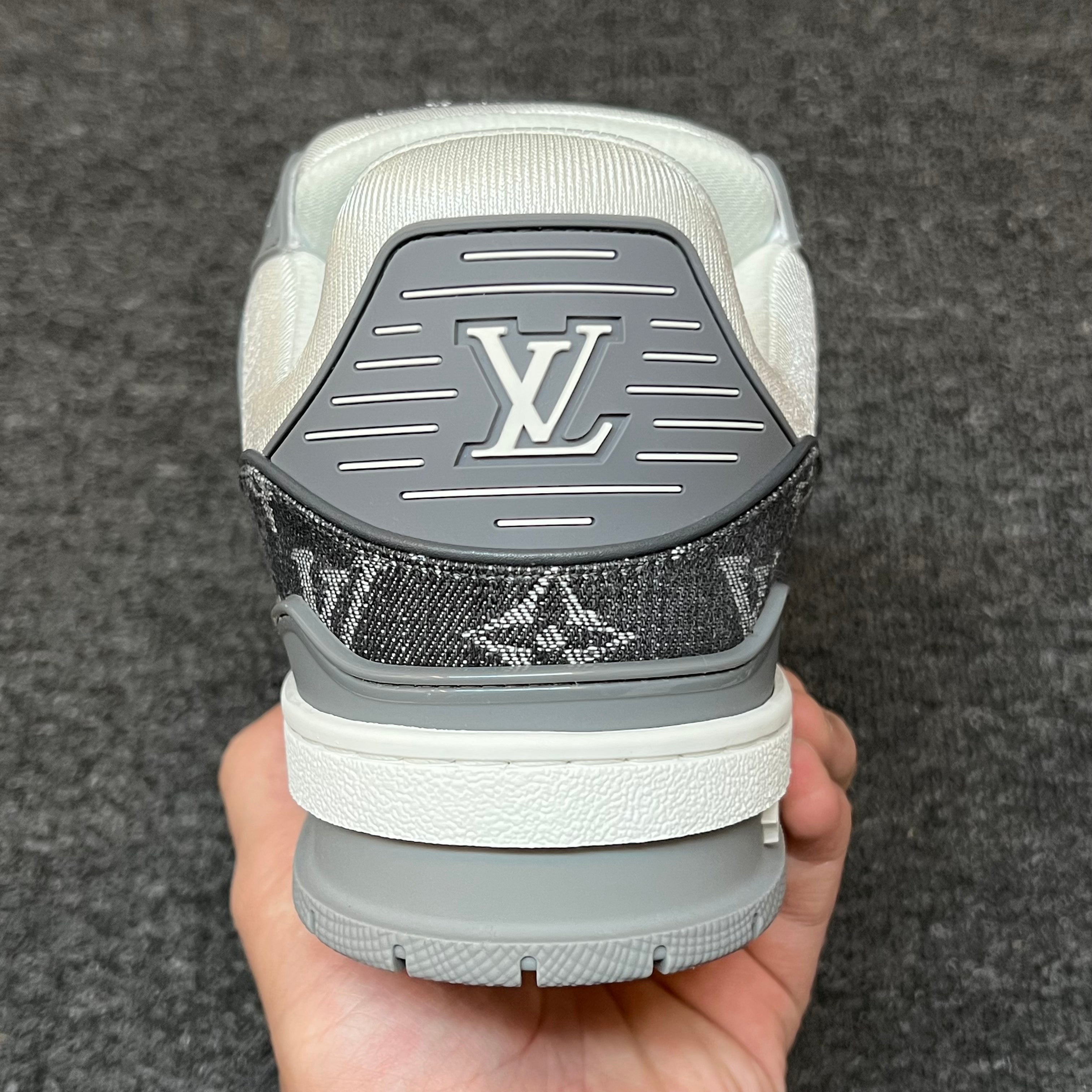 LOUIS VUITTON Trainer grey