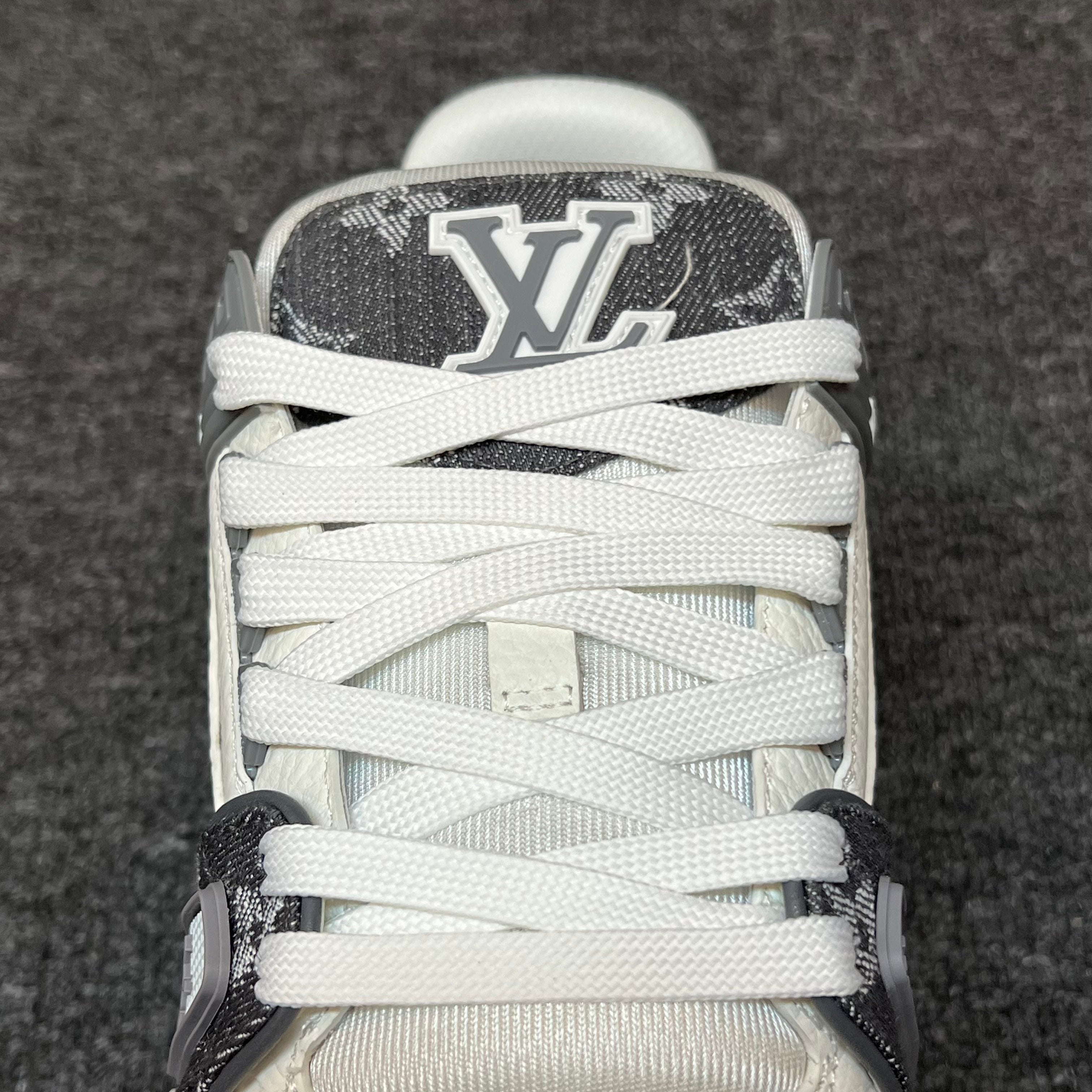 LOUIS VUITTON Trainer grey