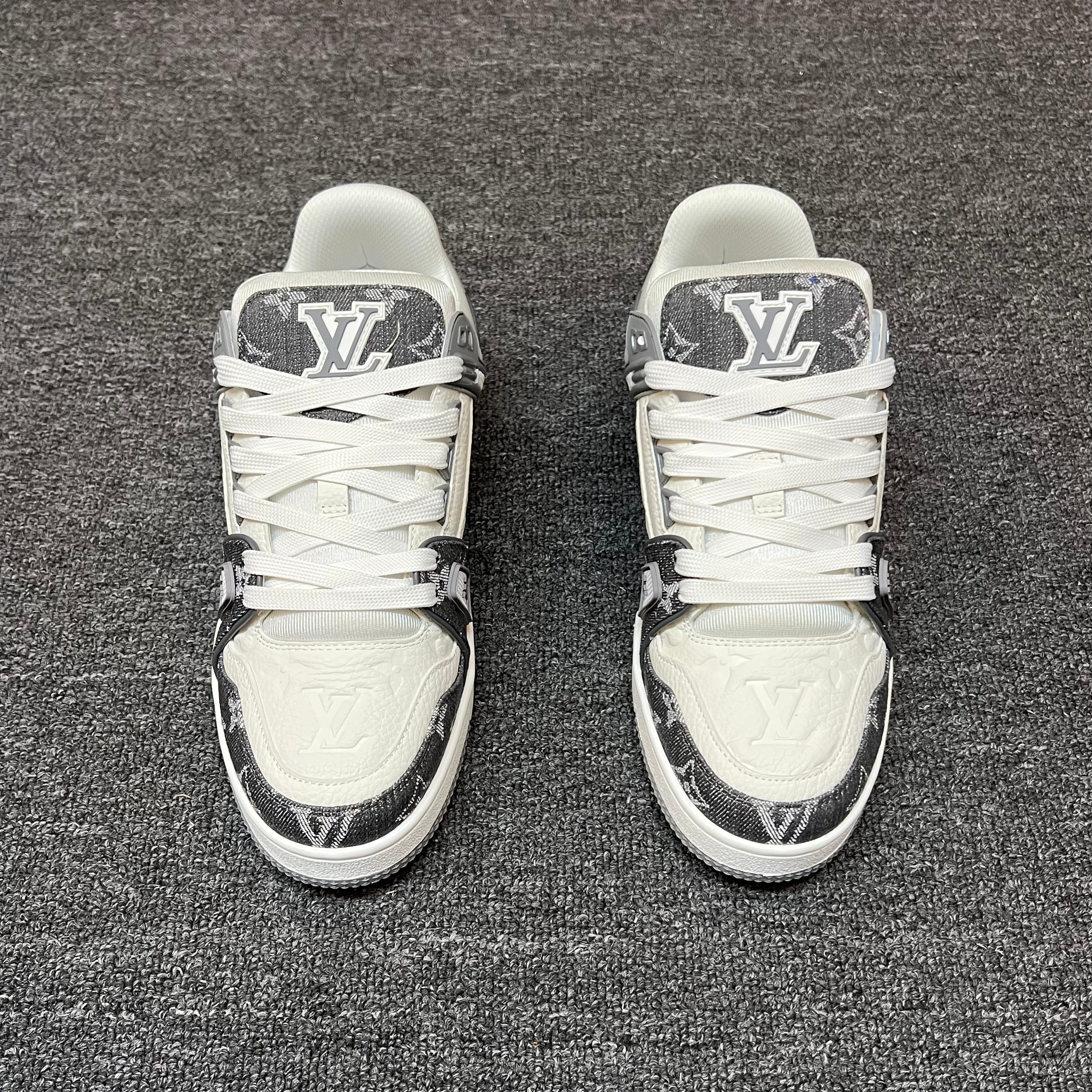 LOUIS VUITTON Trainer grey