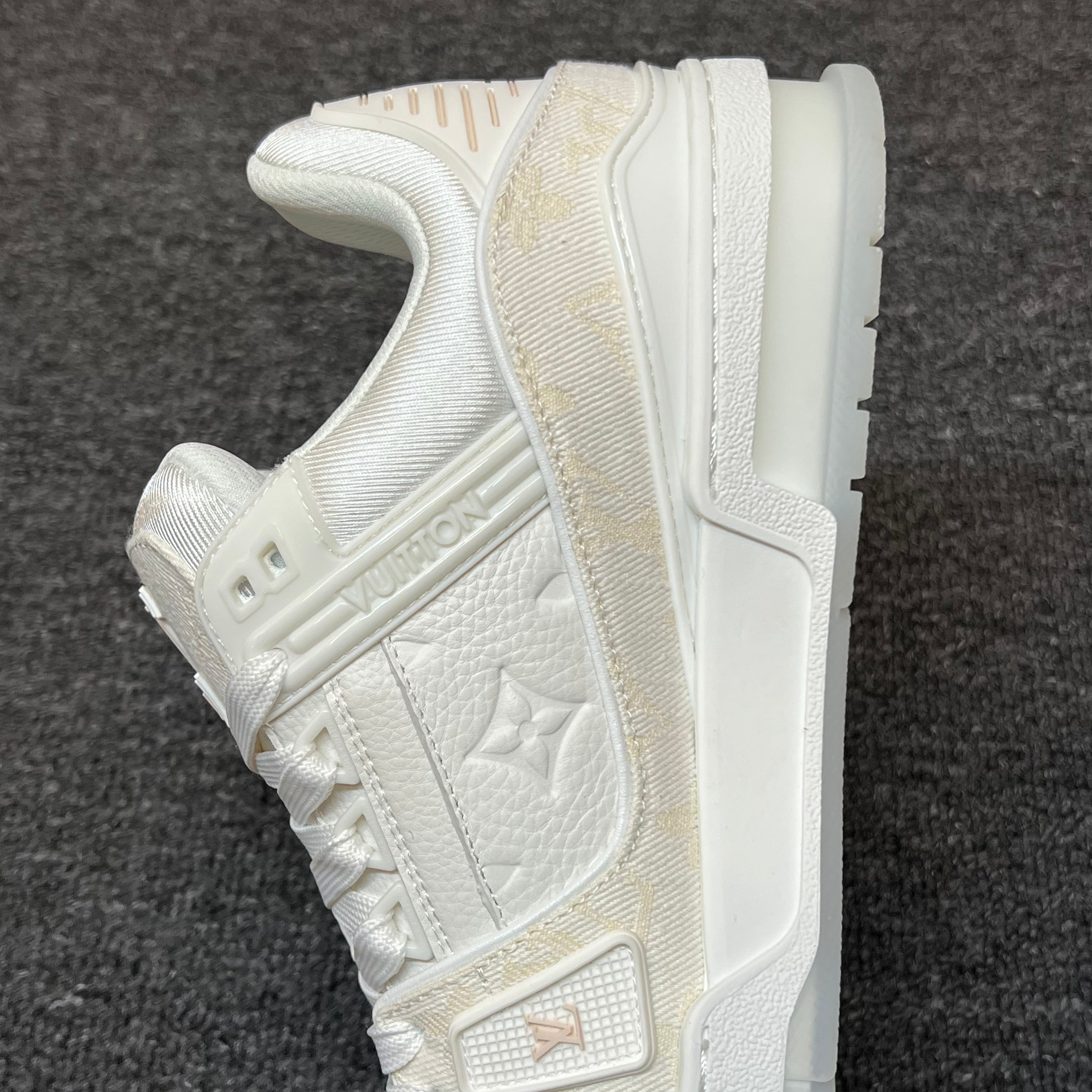 LOUIS VUITTON Trainer Off-white