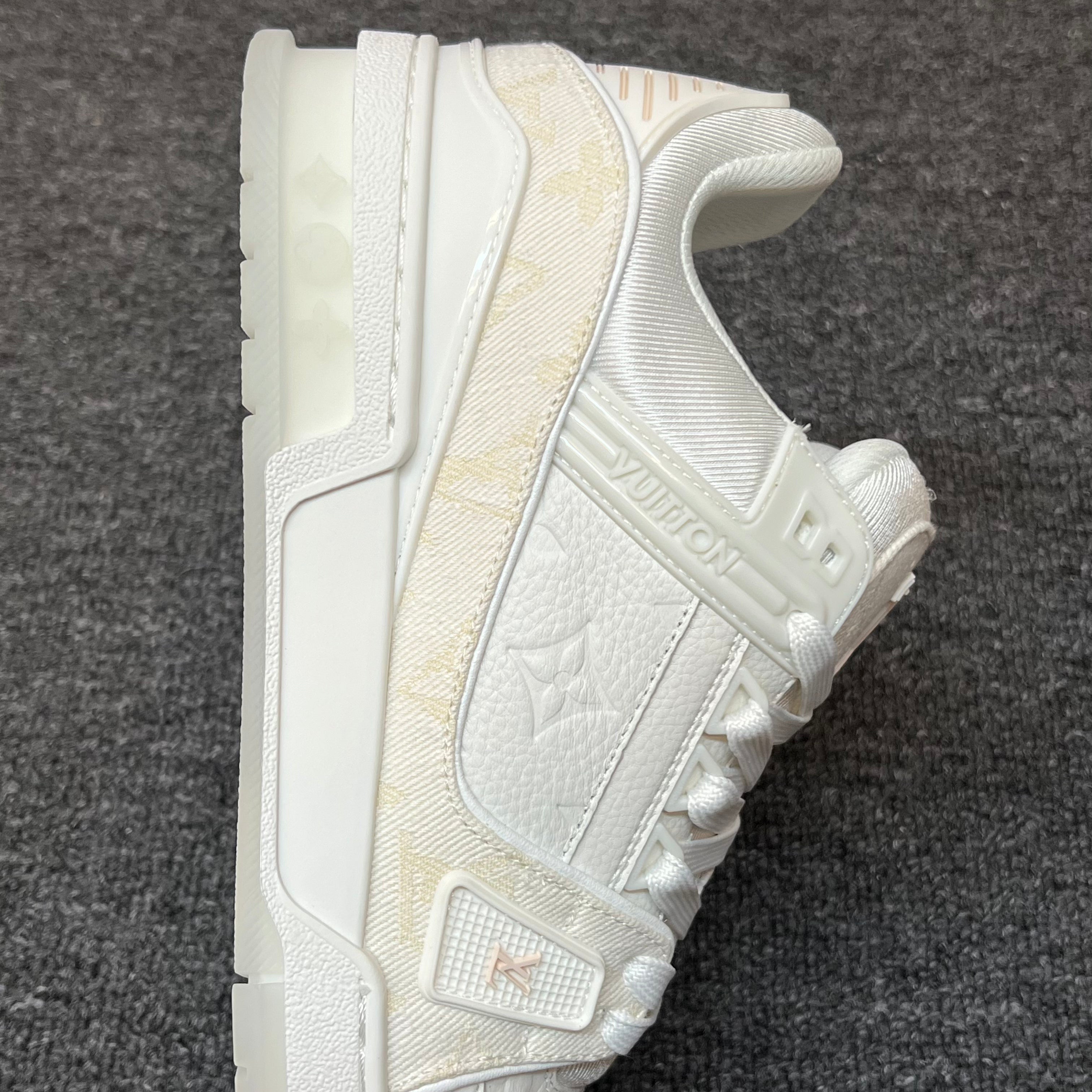 LOUIS VUITTON Trainer Off-white