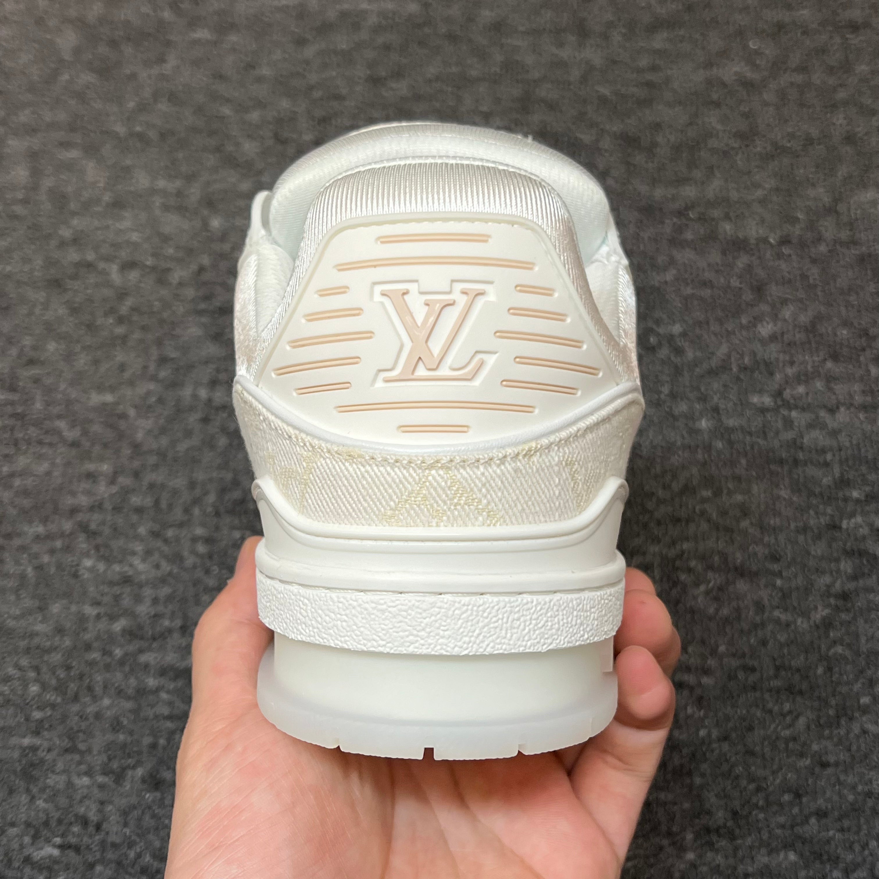 LOUIS VUITTON Trainer Off-white