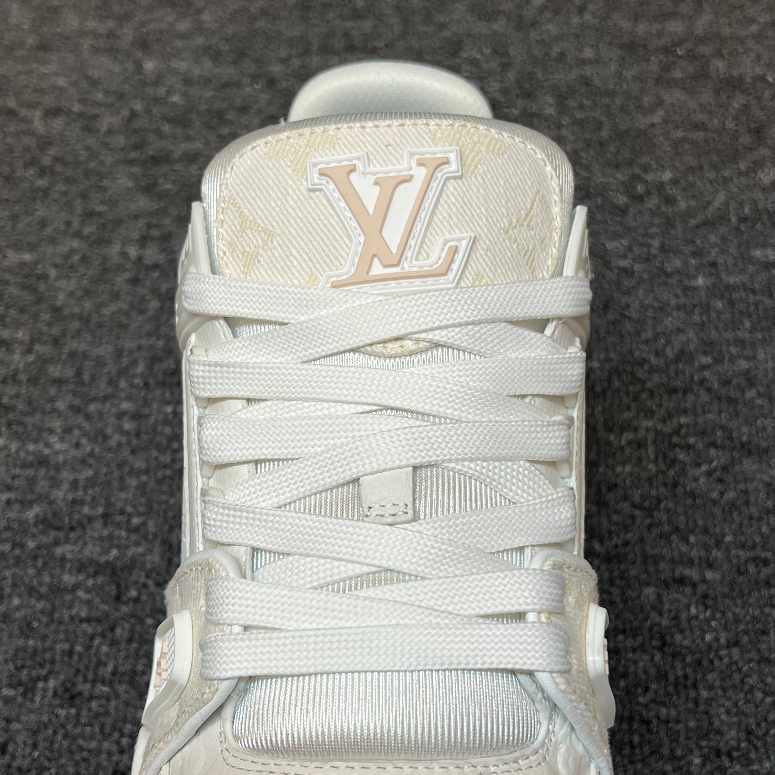 LOUIS VUITTON Trainer Off-white