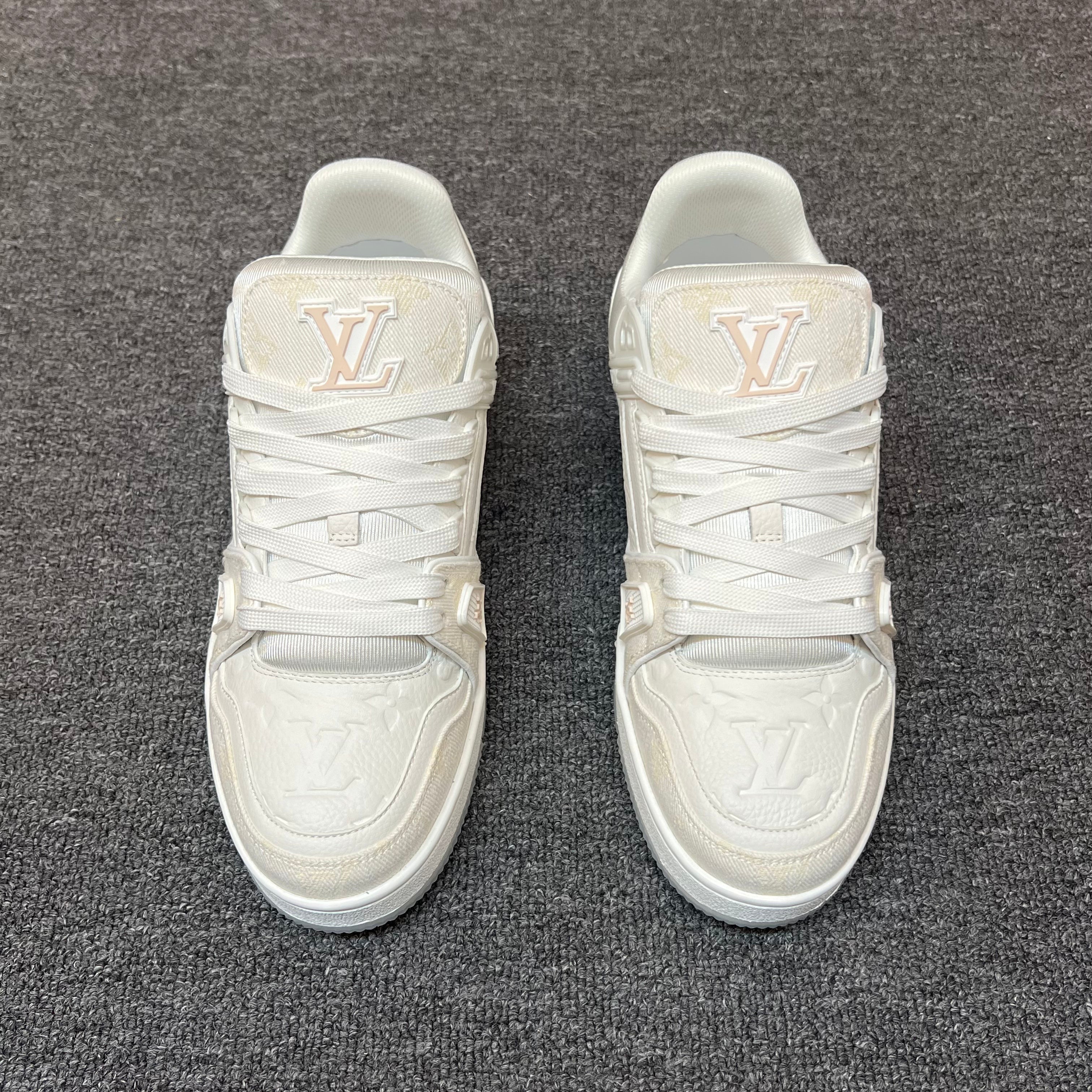 LOUIS VUITTON Trainer Off-white