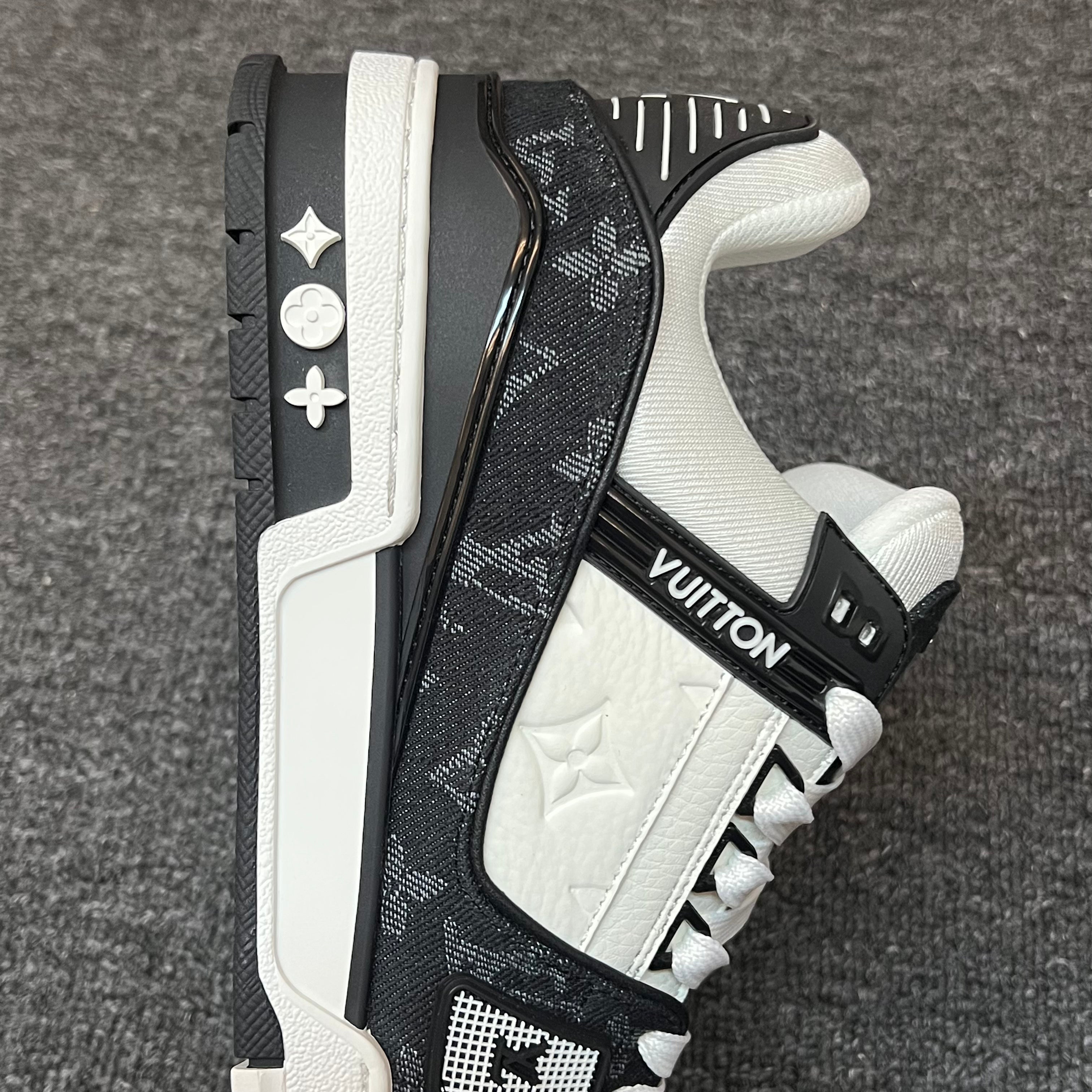 LOUIS VUITTON Trainer Black Cowboys