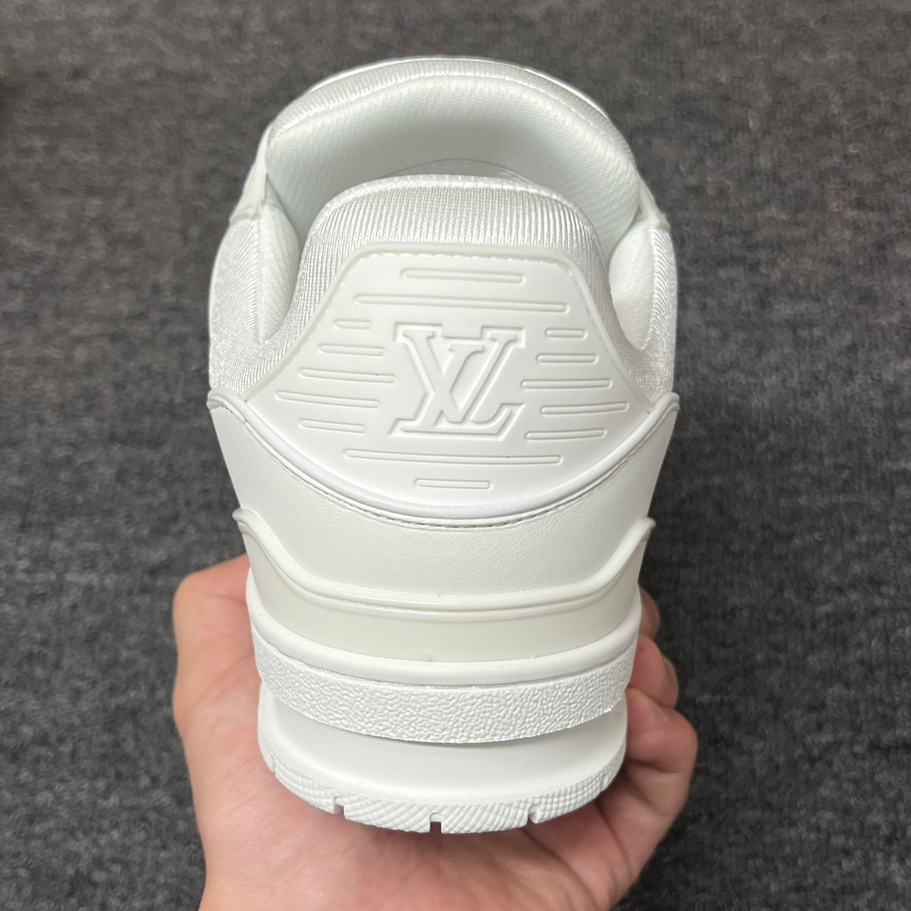 LOUIS VUITTON Trainer white