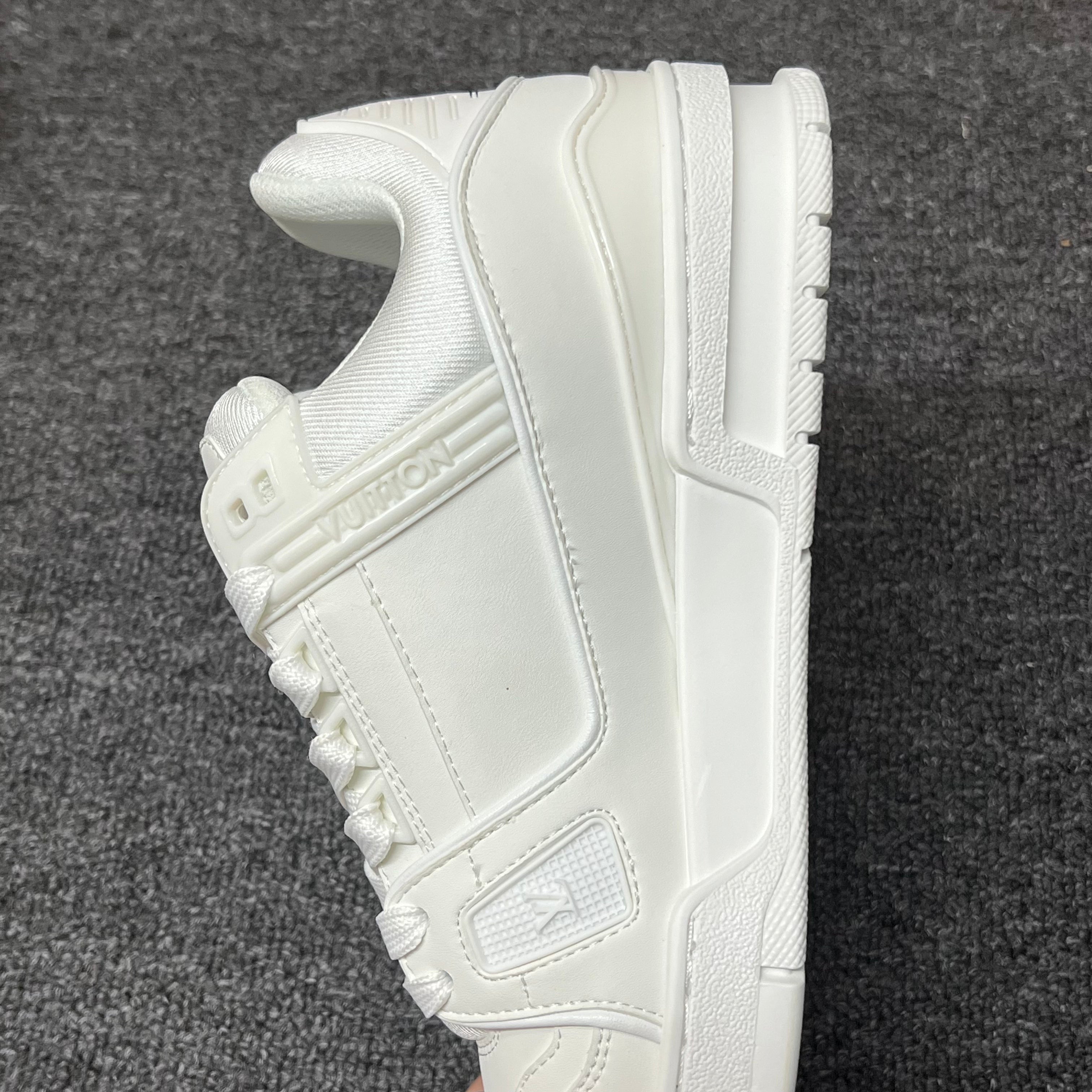 LOUIS VUITTON Trainer white