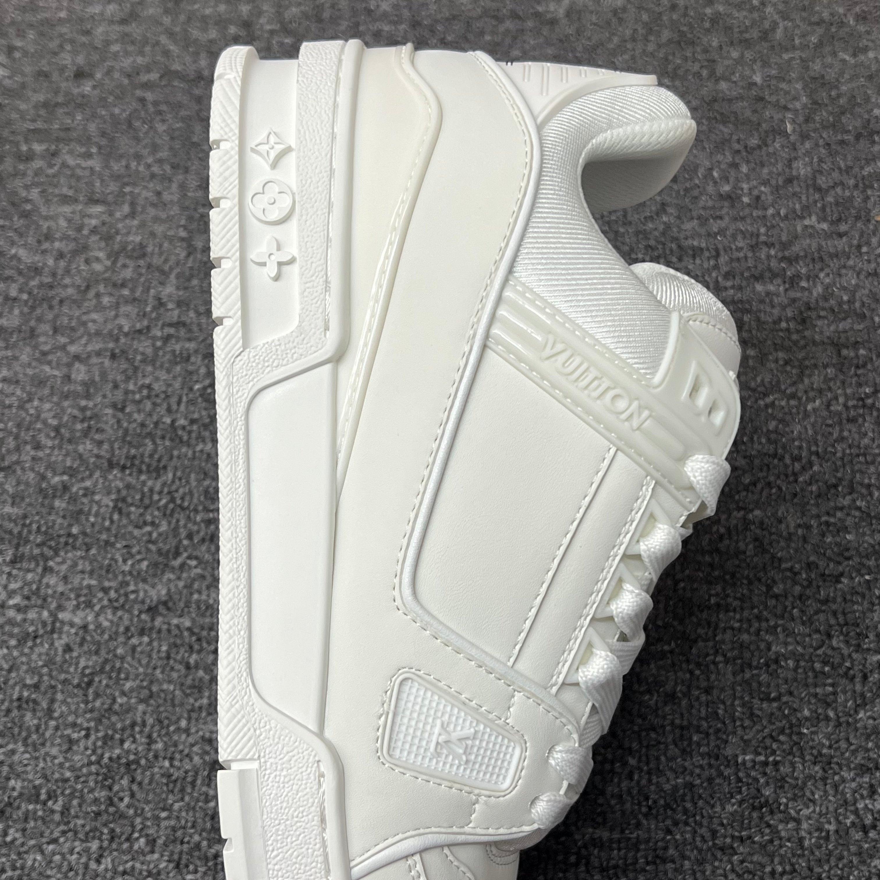 LOUIS VUITTON Trainer white
